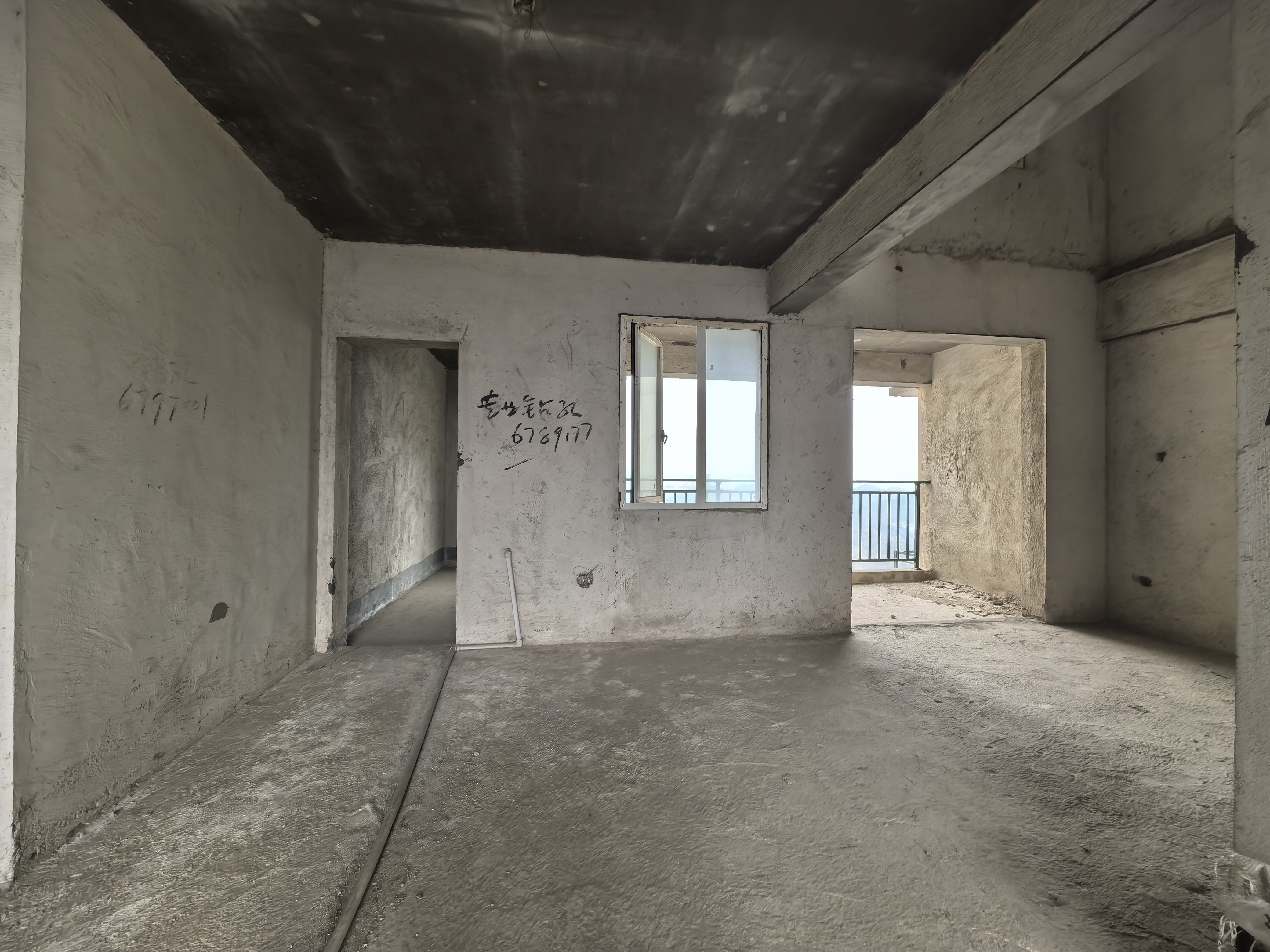 壹号公馆 5室2厅3卫 69.80万 壹号公馆 5室2厅3卫 69.80万客厅