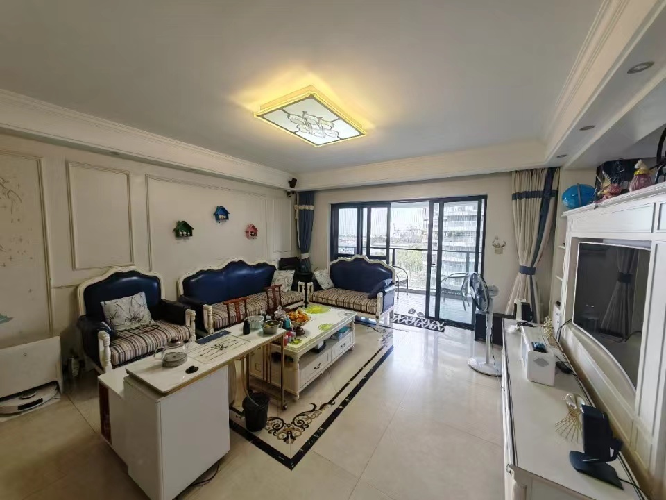 滨海幸福里 4室2厅2卫 424.0万 滨海幸福里 4室2厅2卫 424.0万客厅