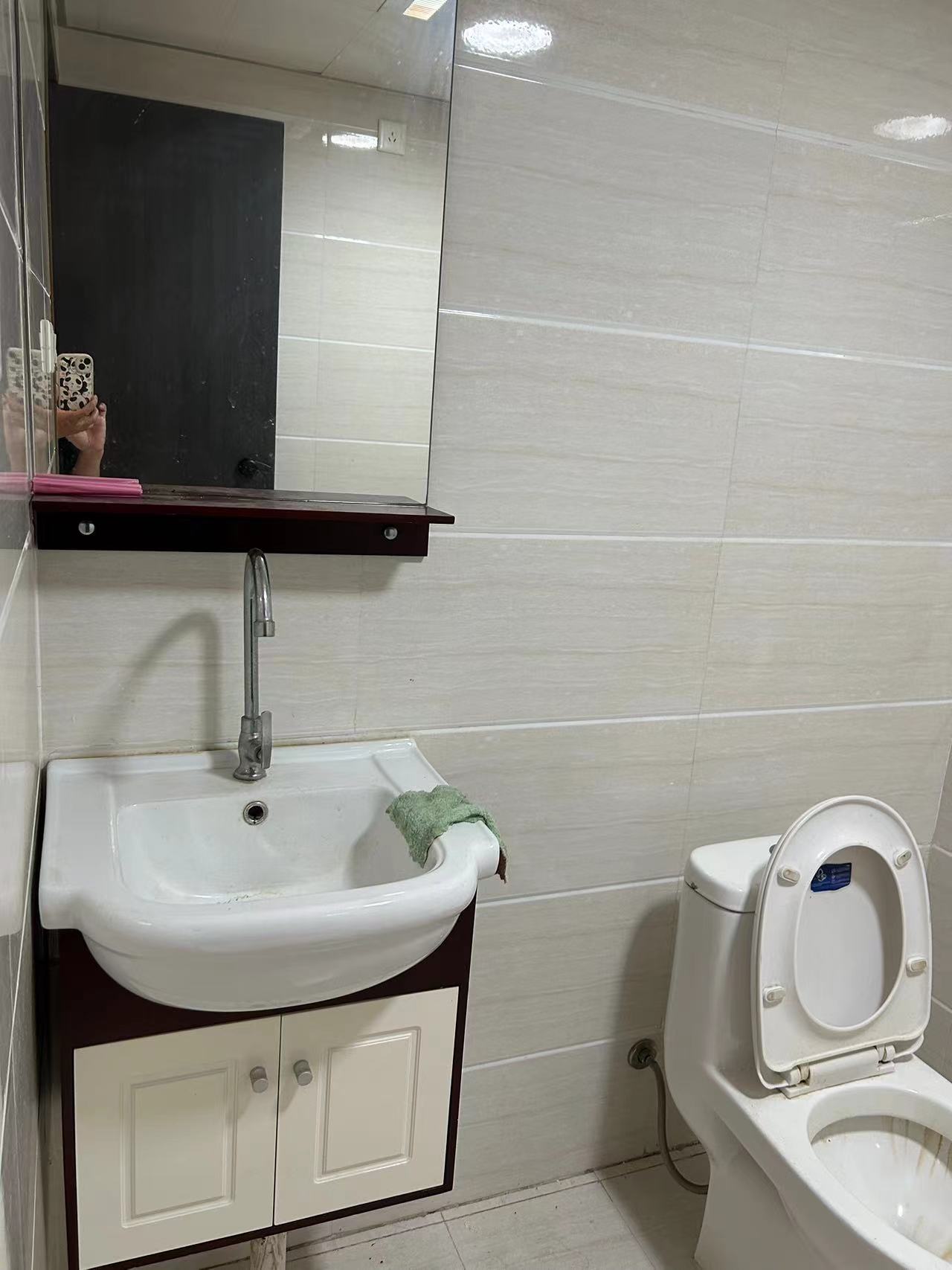 浙商广场  1室1厅1卫    1000.0元/月 浙商广场  1室1厅1卫    1000.0元/月室内图