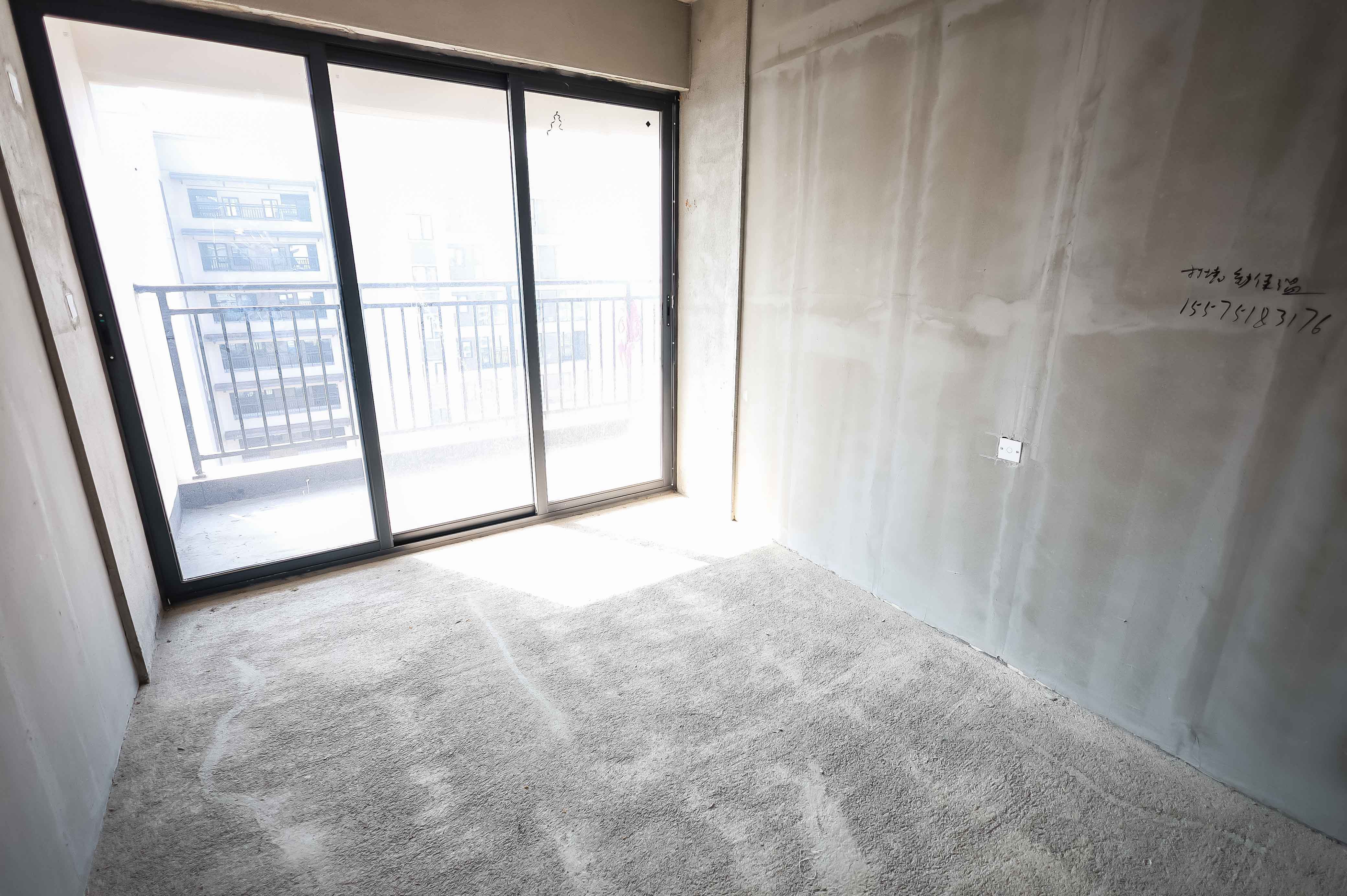 麓谷山湖郡  3室2厅2卫   119.00万卧室