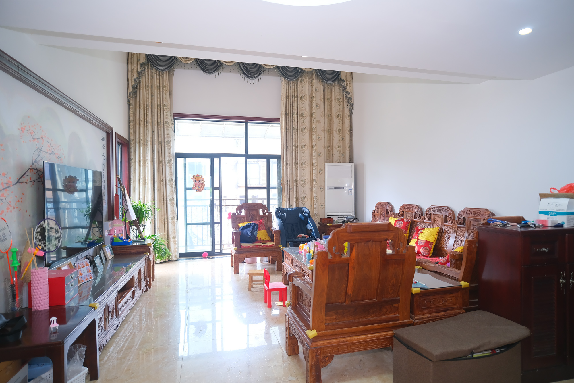 美林水郡  5室5厅2卫    248.0万 美林水郡  5室5厅2卫    248.0万客厅