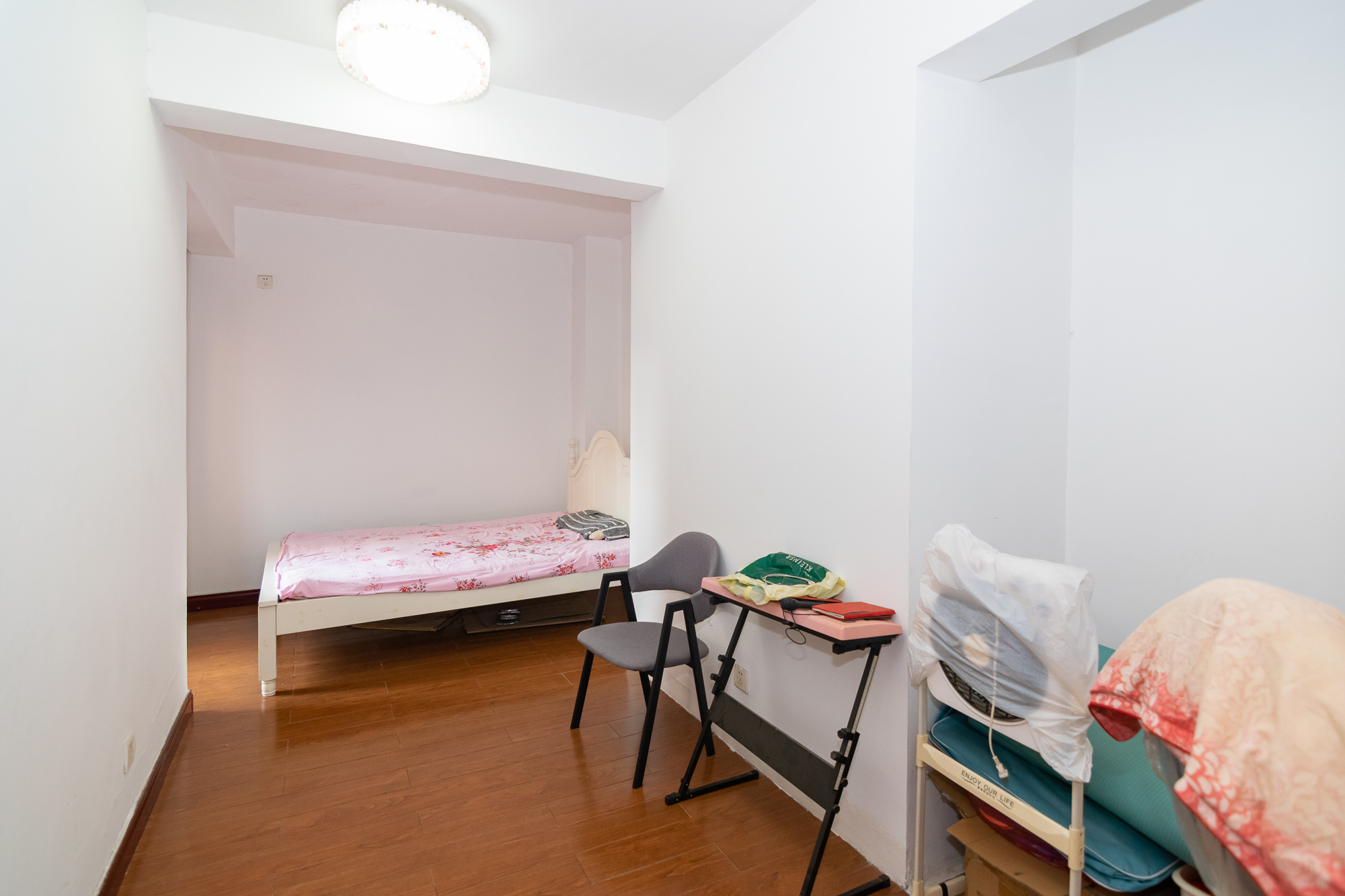 丽景华庭  4室3厅2卫   105.00万卧室