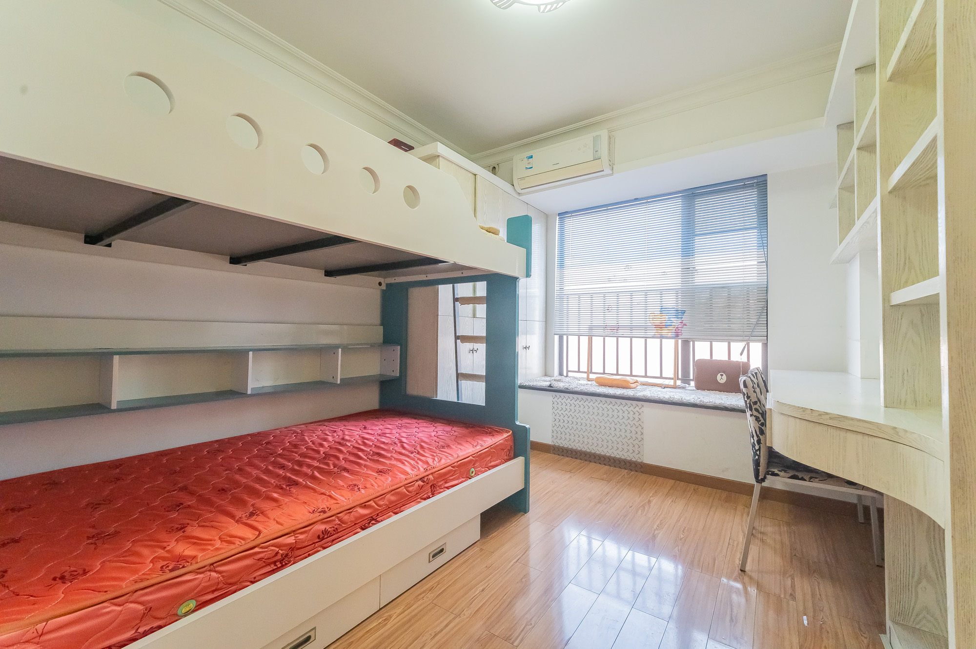 华润凤凰城二期 4室2厅2卫 112.8万 华润凤凰城二期 4室2厅2卫 112.8万卧室