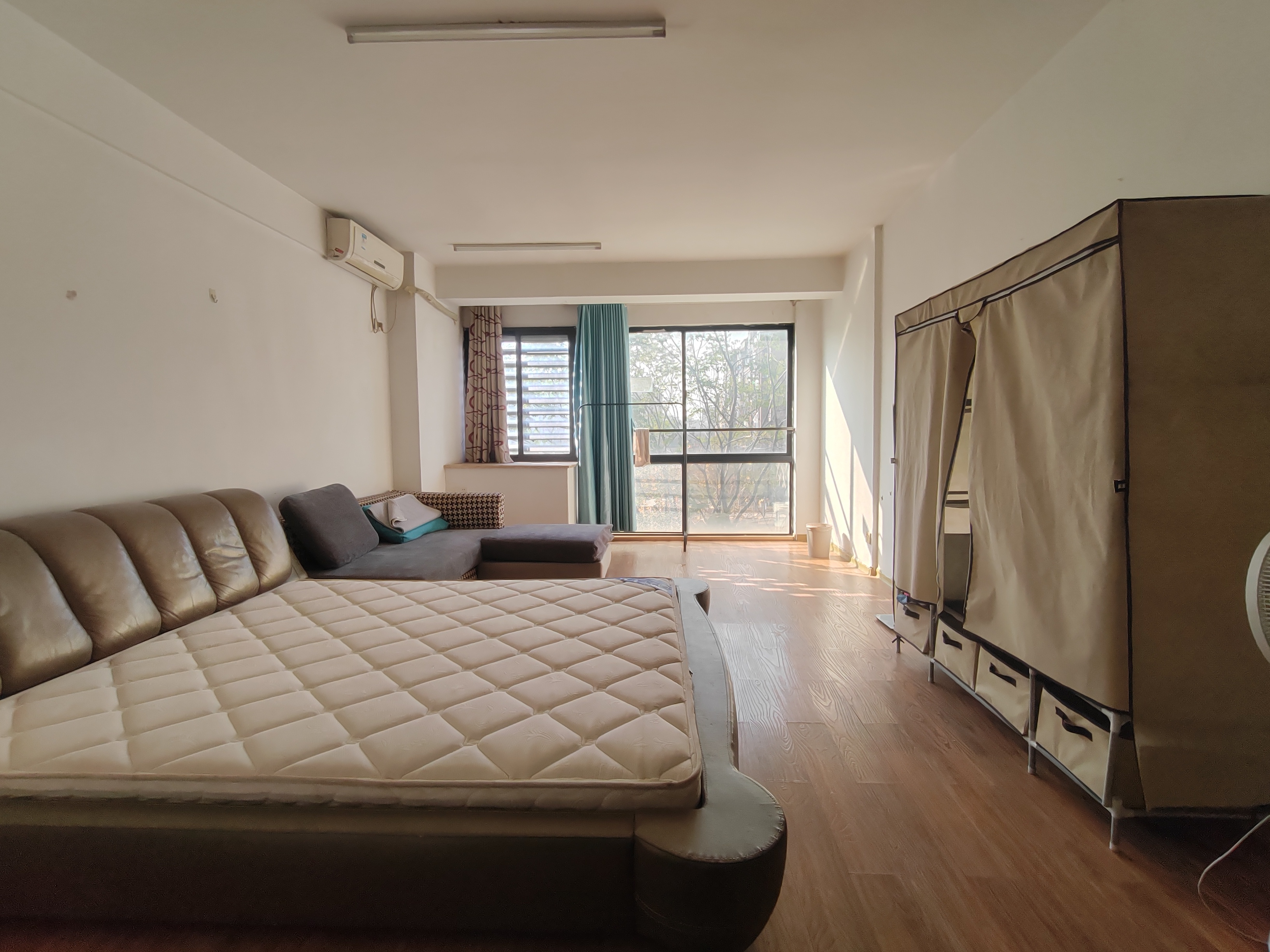 生活艺术城  1室1厅1卫    1200.0元/月 生活艺术城  1室1厅1卫    1200.0元/月