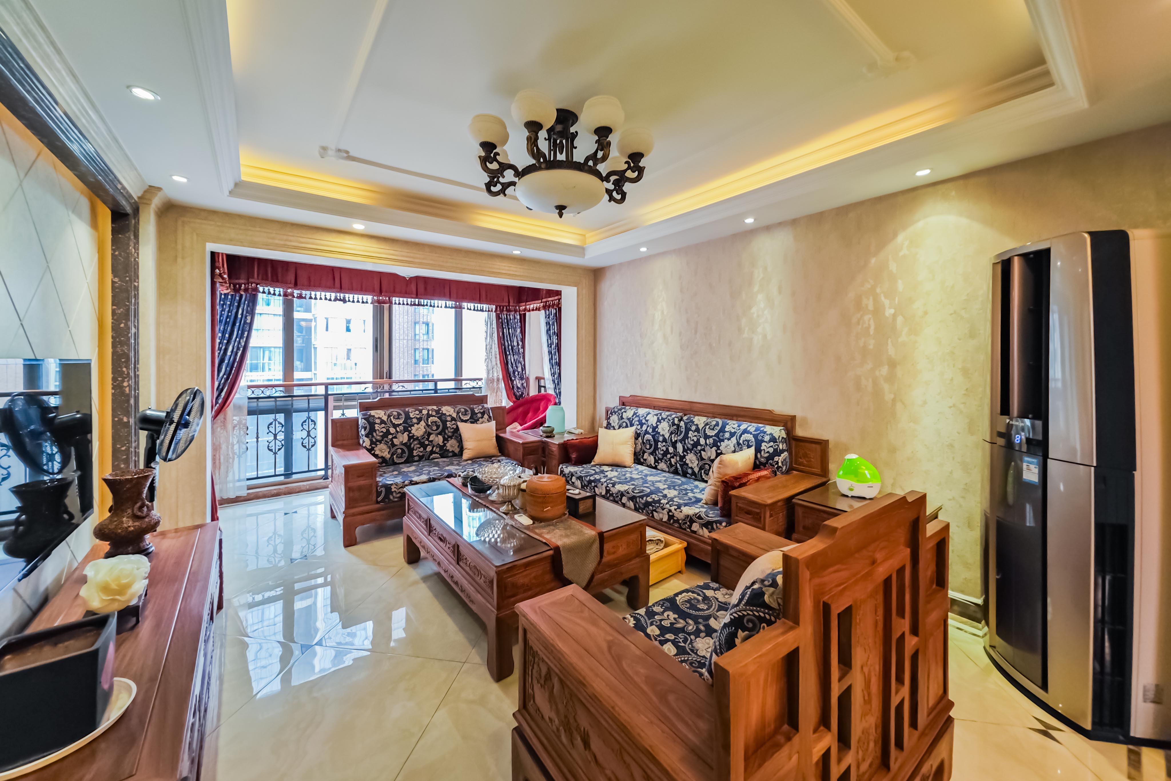 海拔东方  3室2厅2卫    149.0万 海拔东方  3室2厅2卫    149.0万客厅