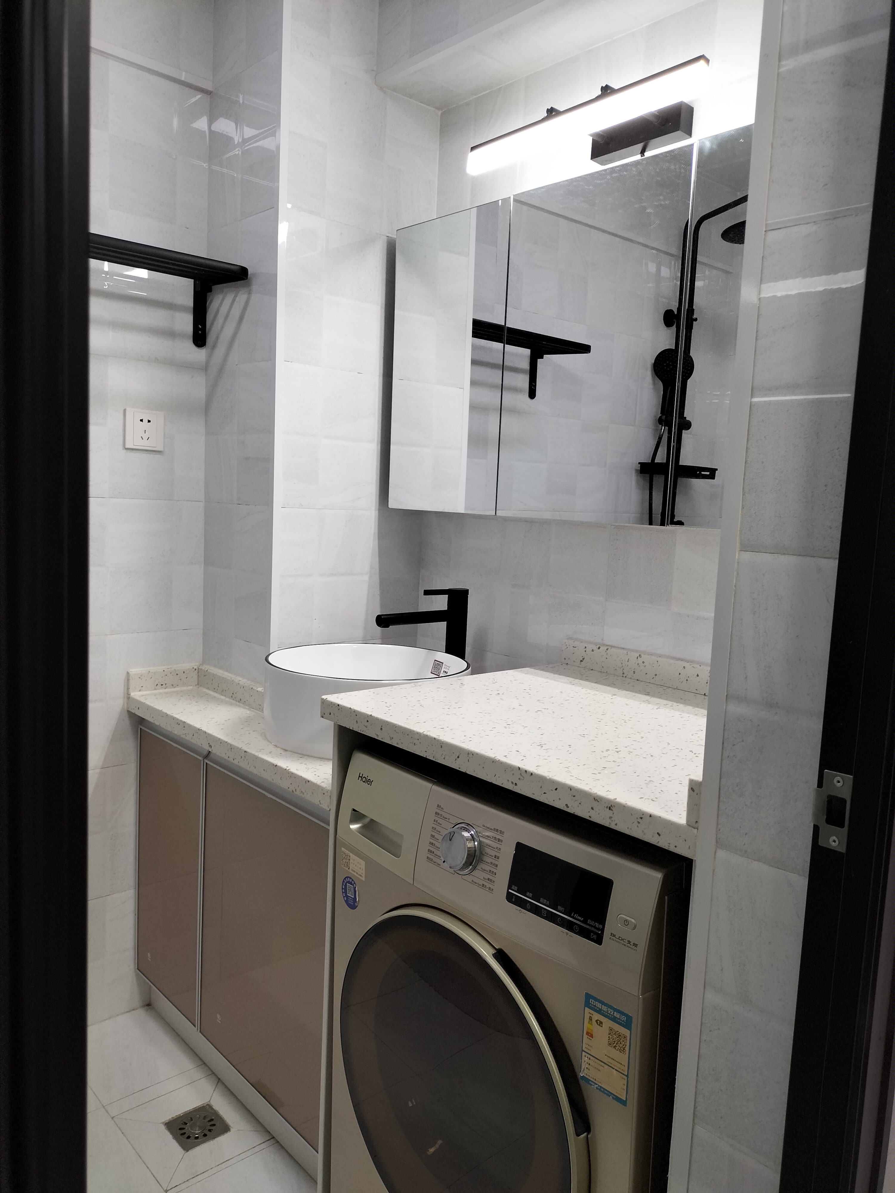 桃花缘 1室1厅1卫 1000.0元/月 桃花缘 1室1厅1卫 1000.0元/月室内图