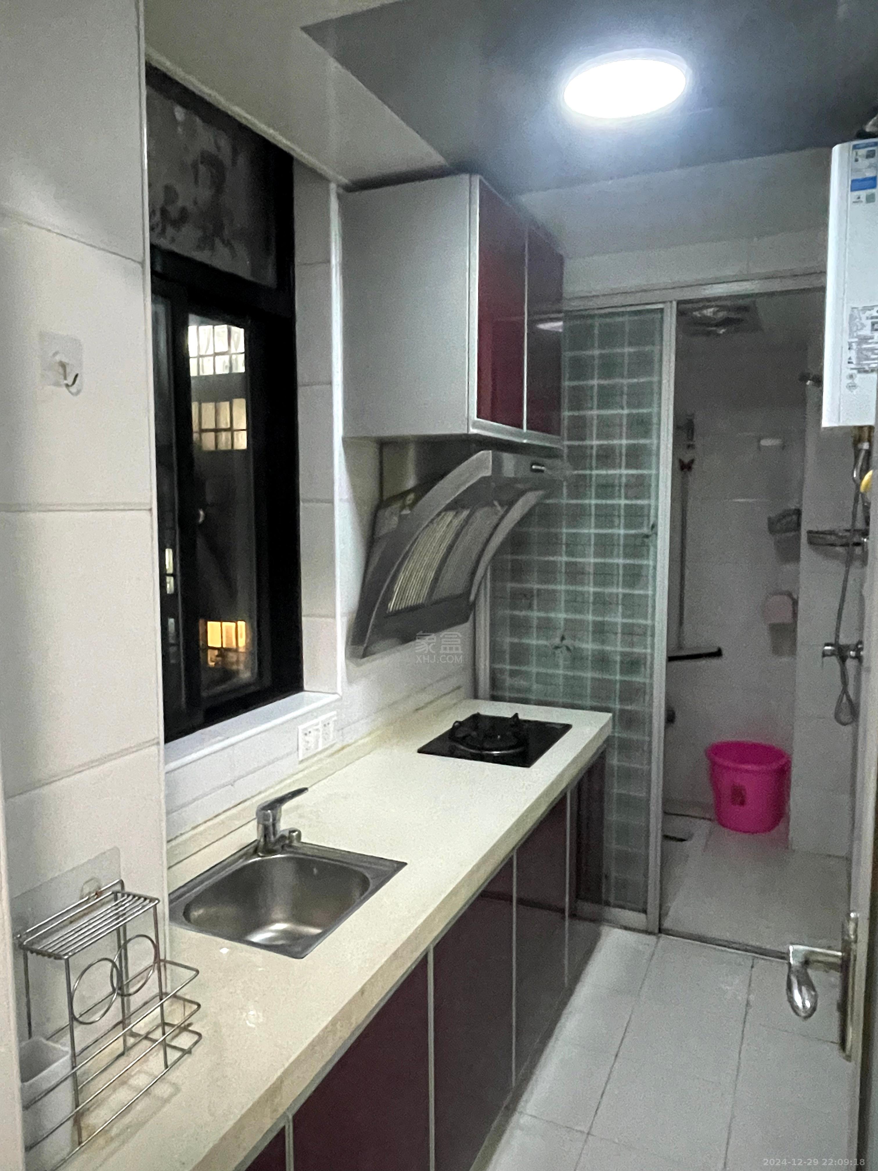 中央商业广场 1室1厅1卫 1300.0元/月 中央商业广场 1室1厅1卫 1300.0元/月室内图