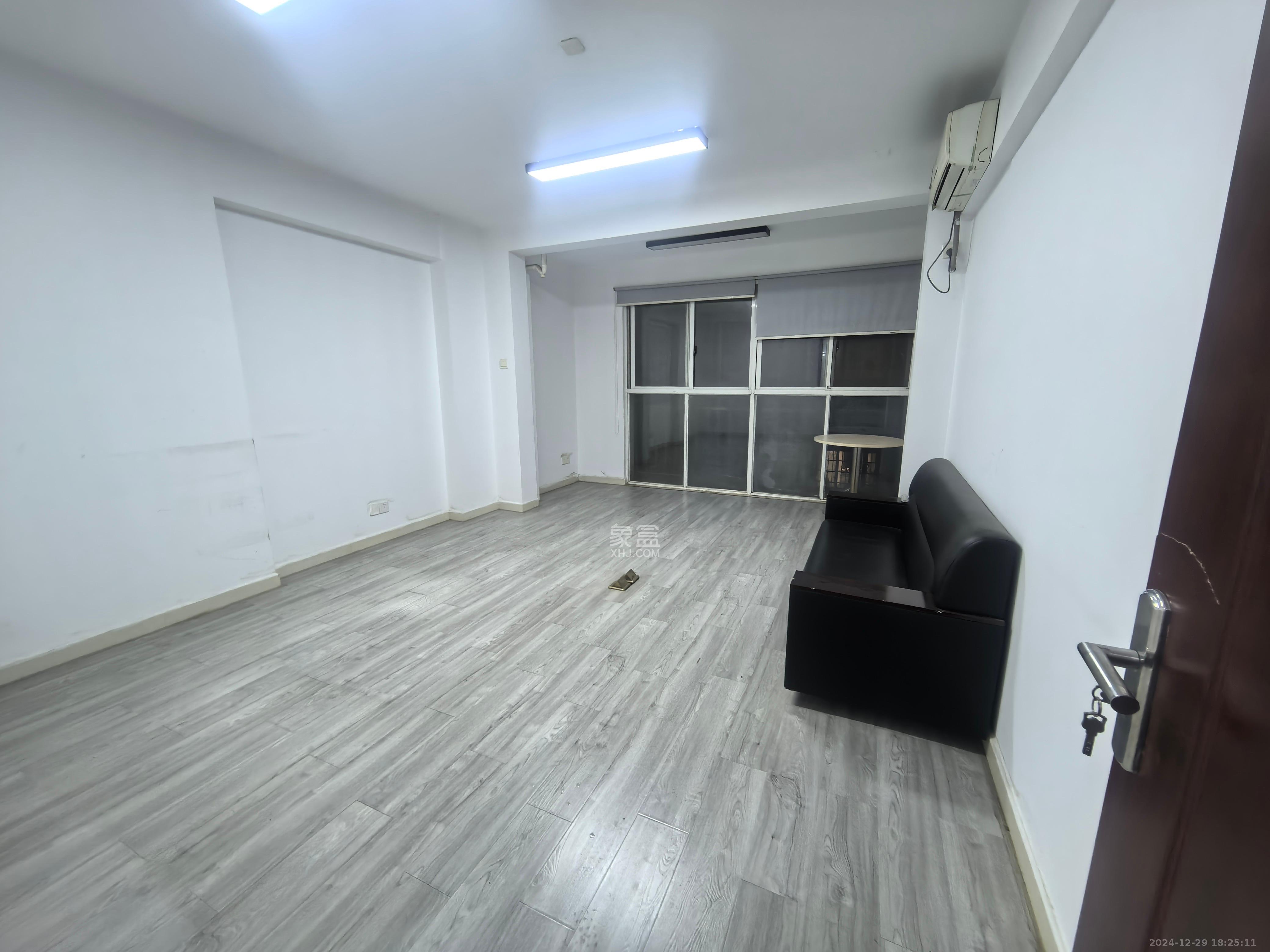 华龙公馆 4室2厅2卫 4400.0元/月 华龙公馆 4室2厅2卫 4400.0元/月室内图