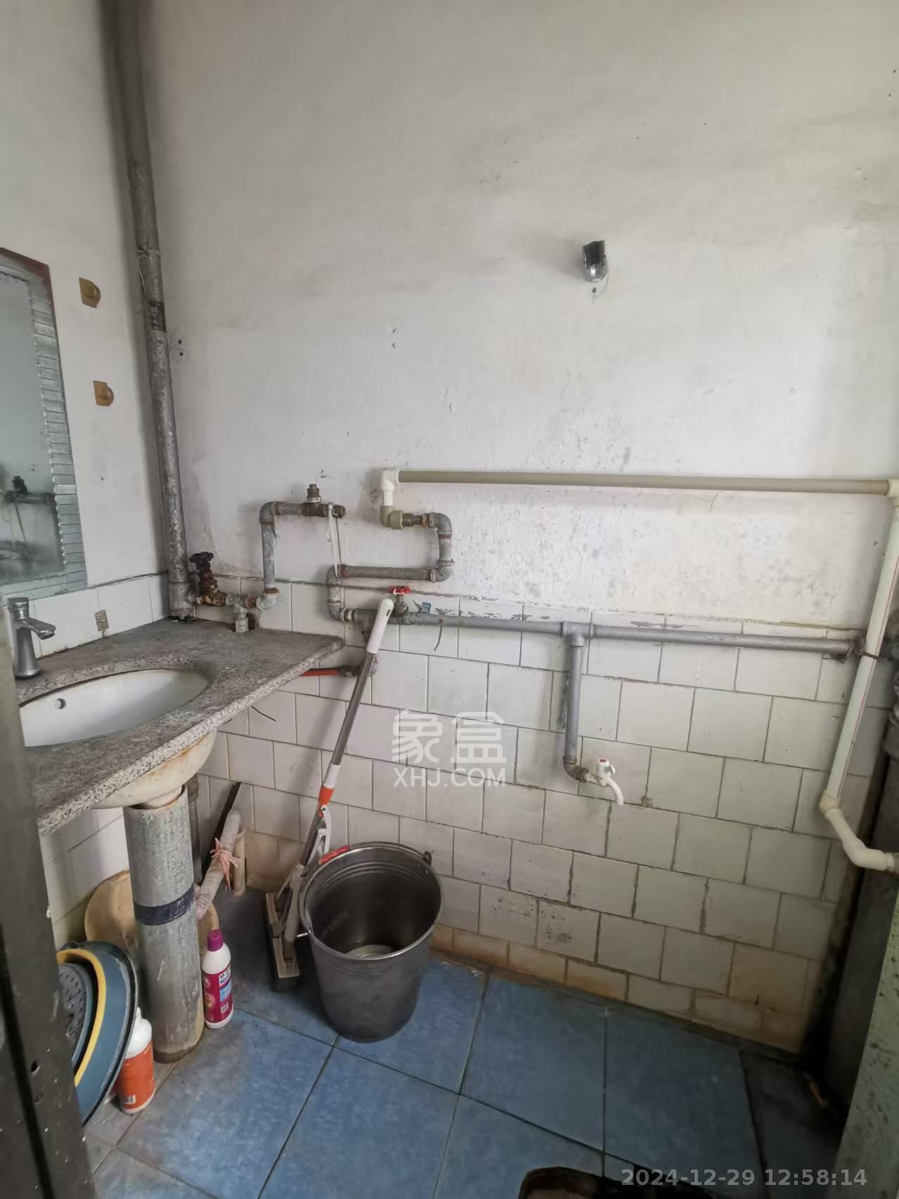 红花坡社区 2室1厅1卫 1300.0元/月 红花坡社区 2室1厅1卫 1300.0元/月室内图