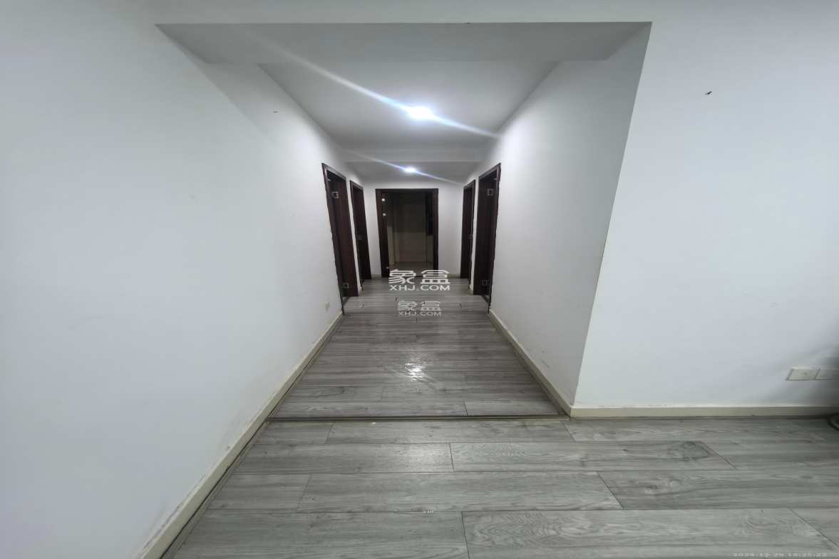 华龙公馆 4室2厅2卫 4400.0元/月 华龙公馆 4室2厅2卫 4400.0元/月室内图