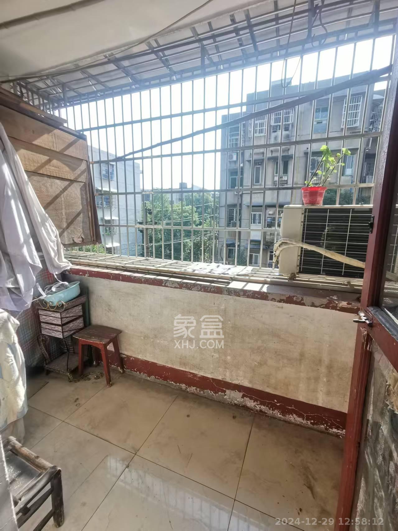 红花坡社区 2室1厅1卫 1300.0元/月 红花坡社区 2室1厅1卫 1300.0元/月室内图