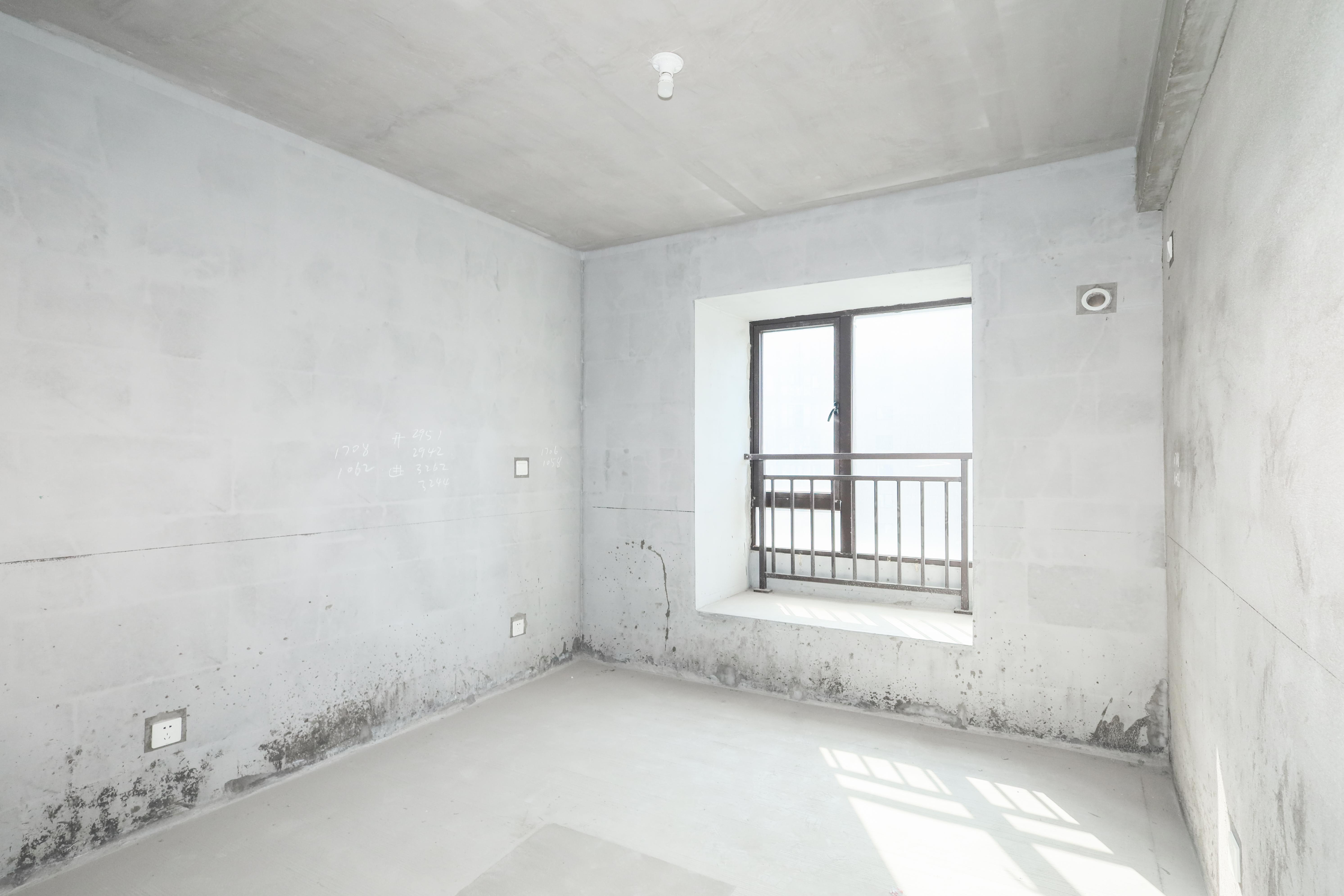 中国铁建梅溪青秀三期  3室2厅2卫   142.00万卧室