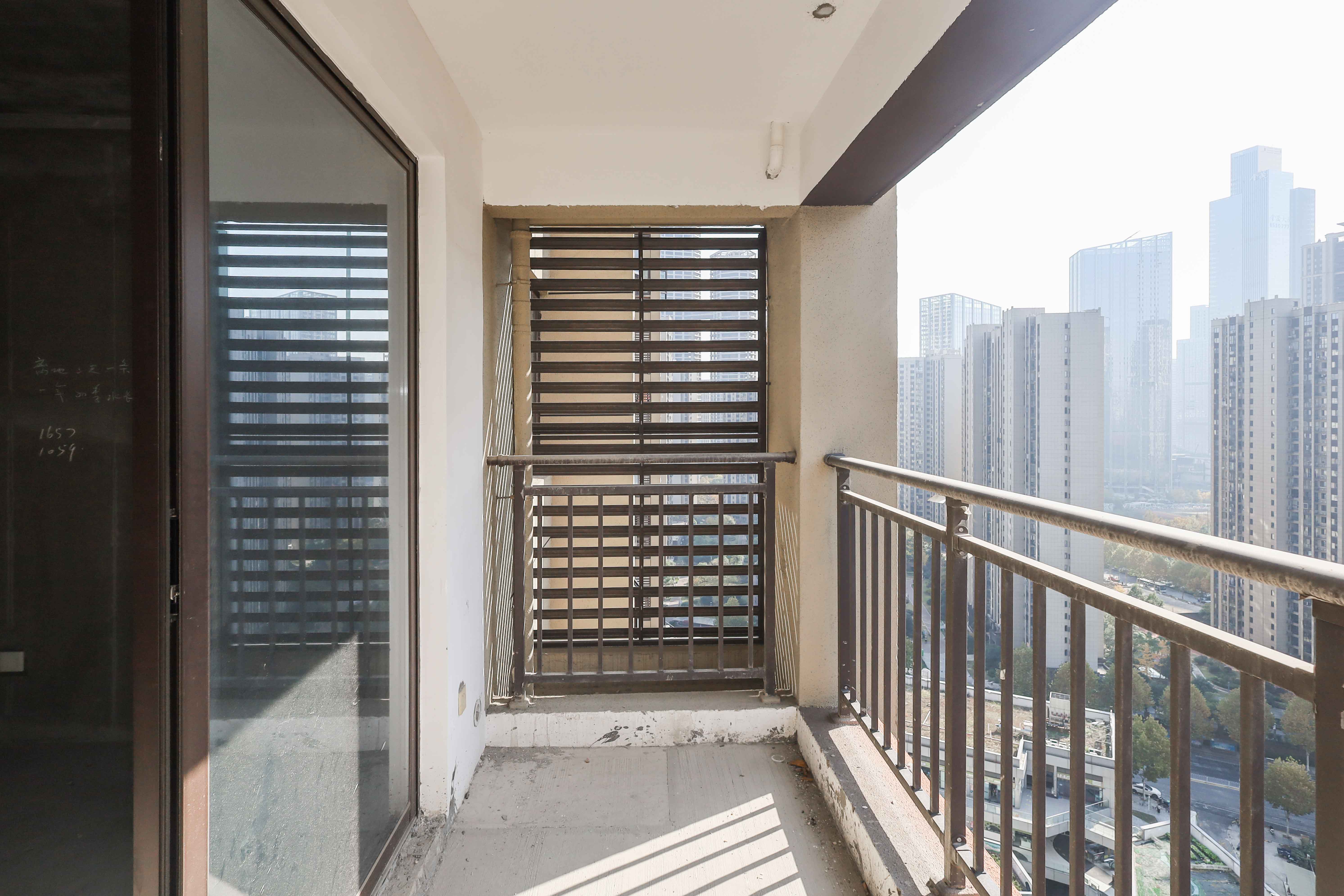 中国铁建梅溪青秀三期  3室2厅2卫   142.00万阳台