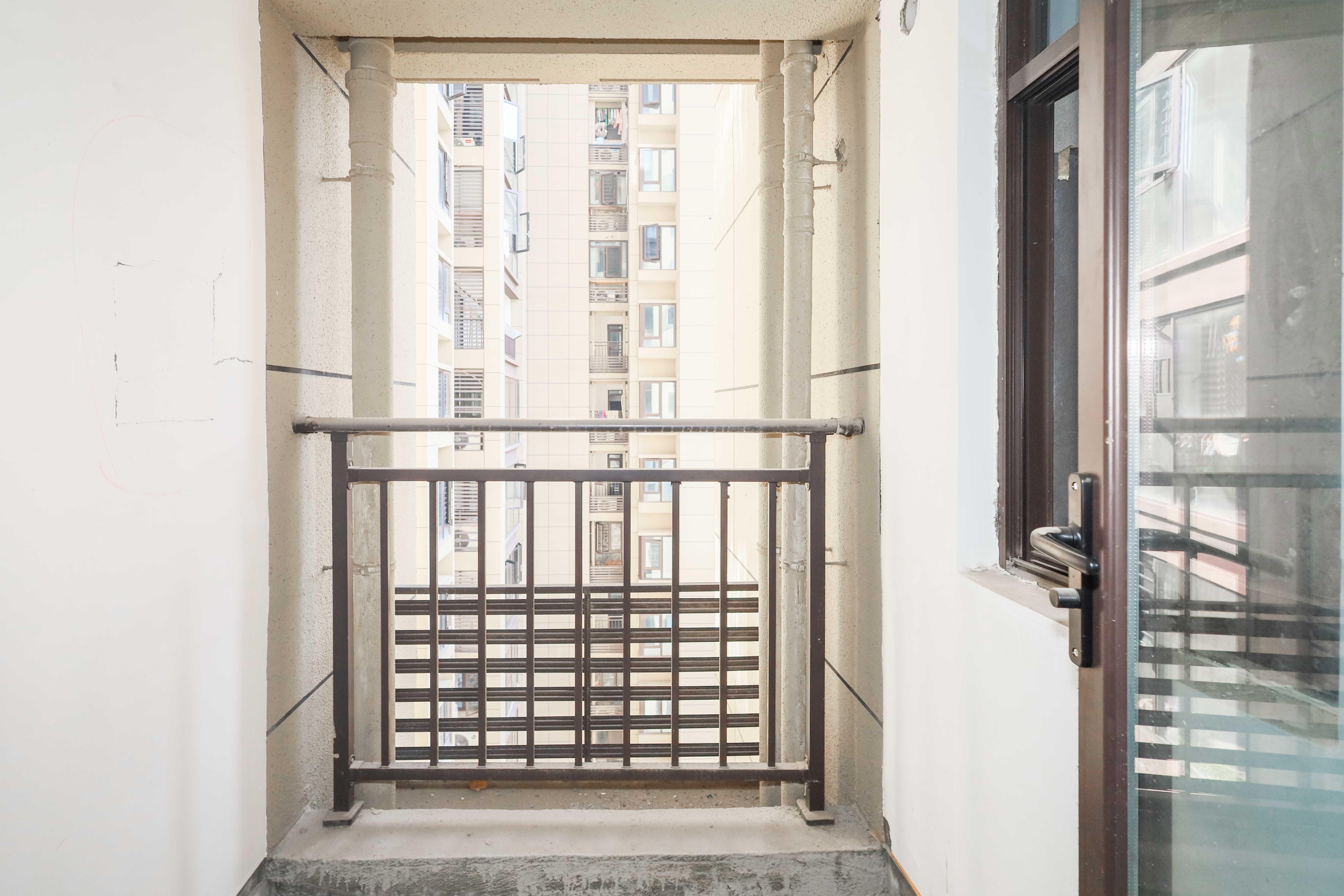 中国铁建梅溪青秀三期  3室2厅2卫   142.00万阳台