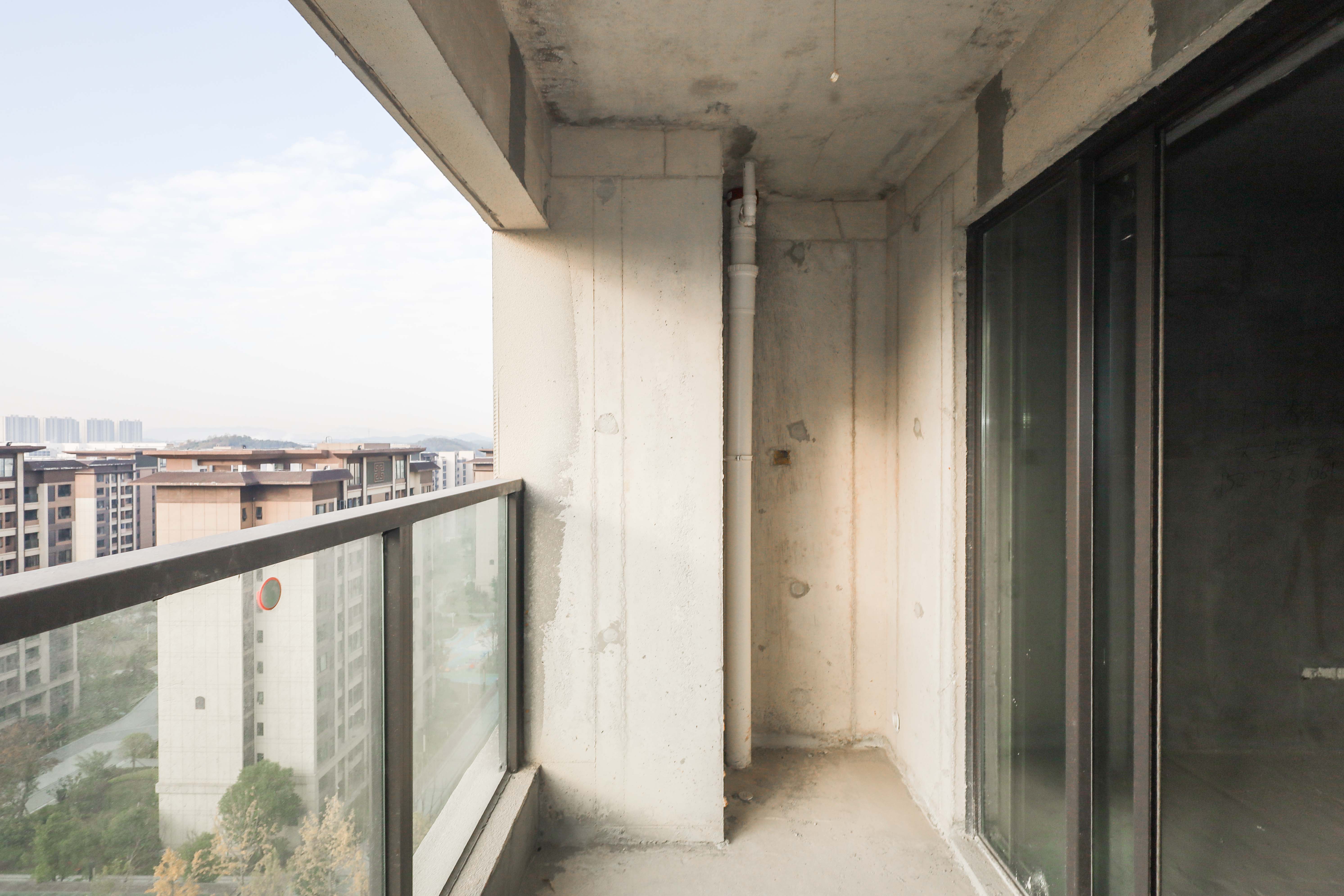 汉唐世家一期 3室2厅2卫 85.0万 汉唐世家一期 3室2厅2卫 85.0万阳台