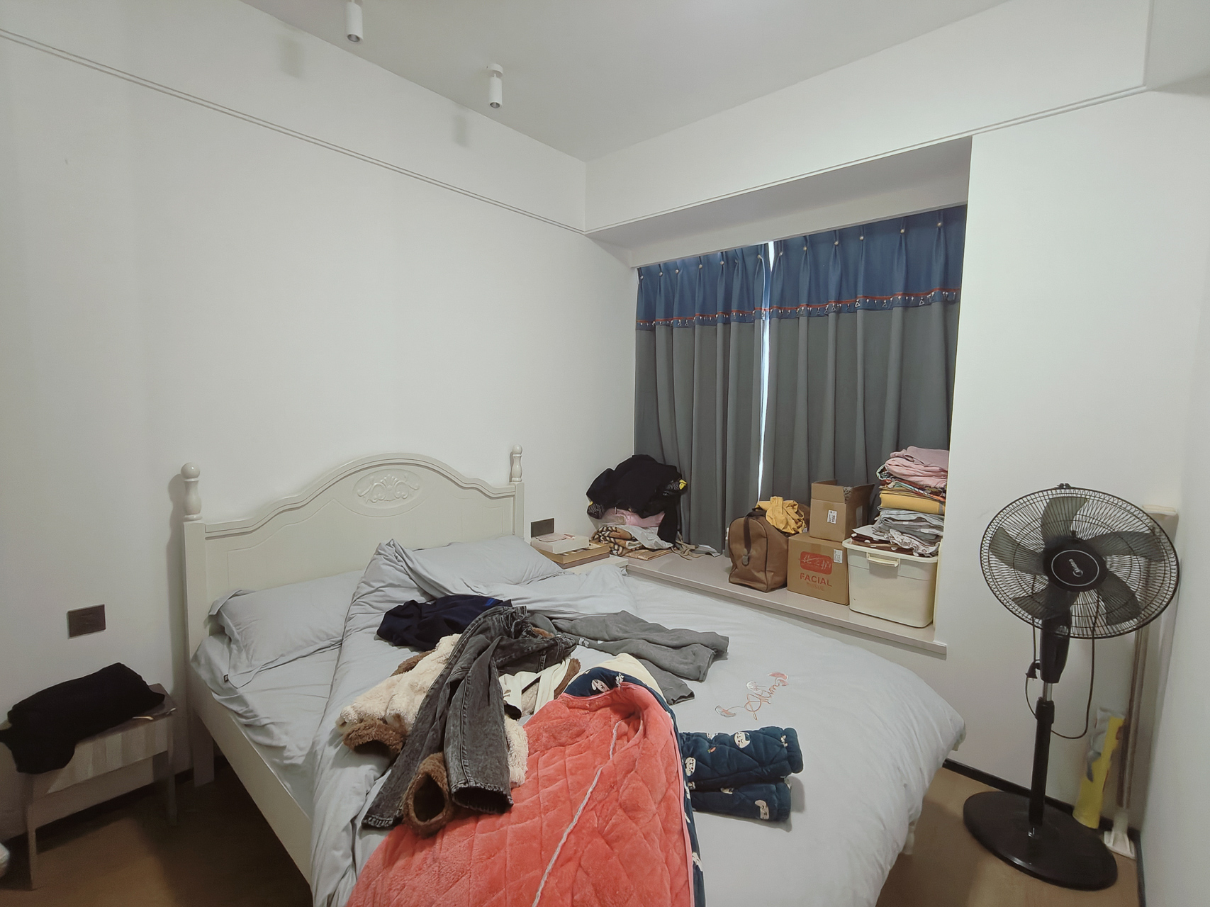 万科滨河道  4室2厅2卫   190.00万卧室