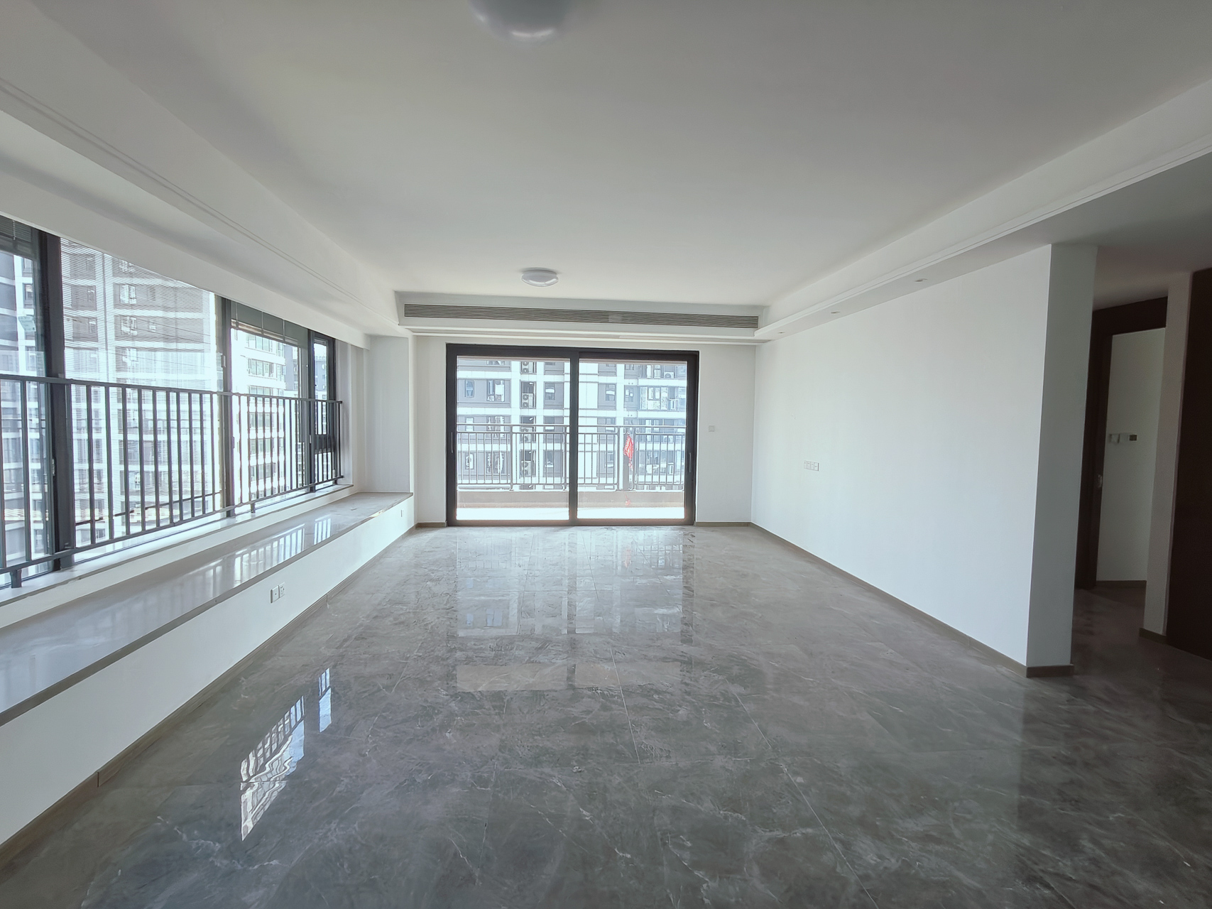 越秀湘江星汇城三期  4室2厅3卫    285.0万 越秀湘江星汇城三期  4室2厅3卫    285.0万客厅