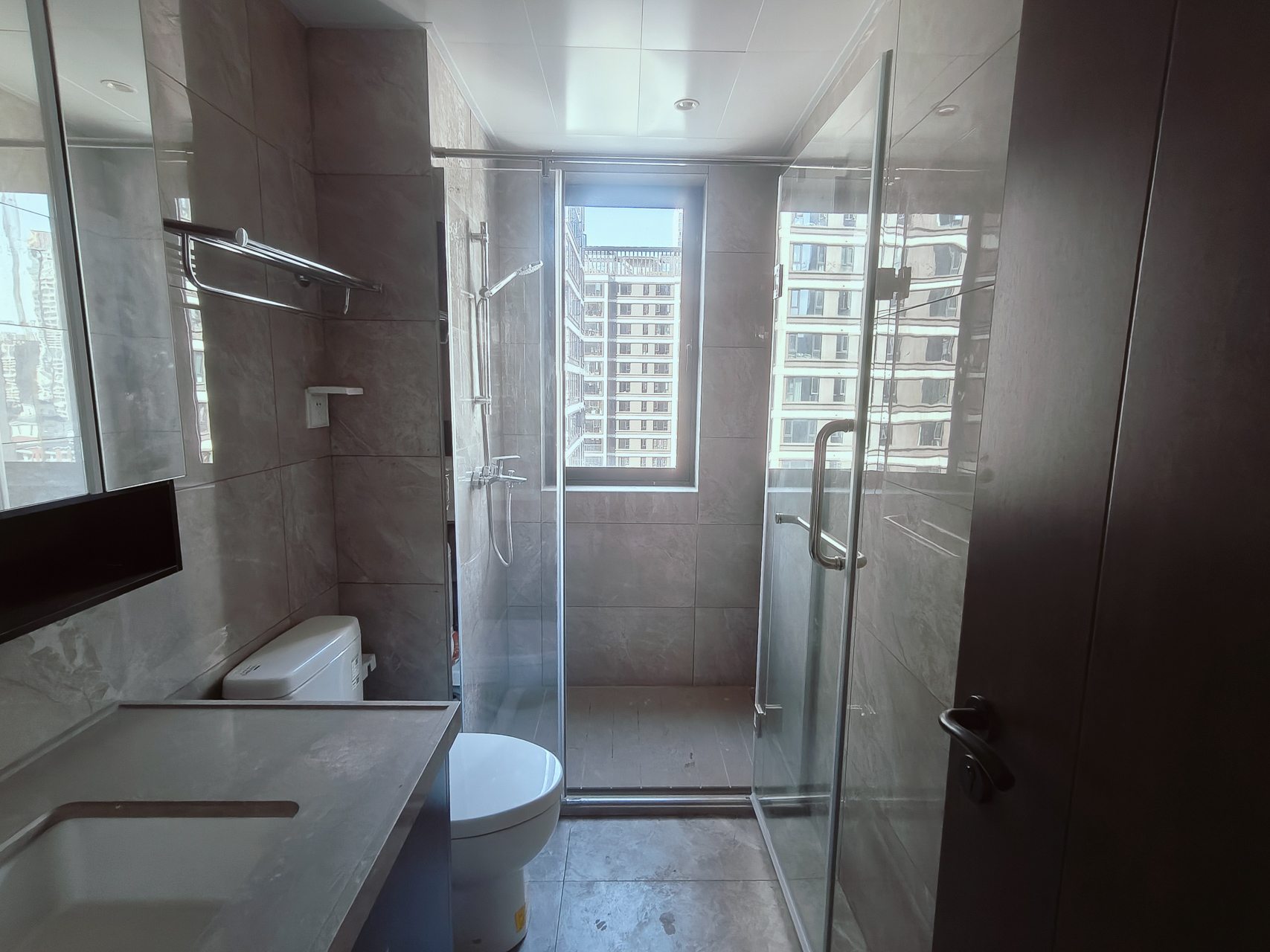 越秀湘江星汇城三期  4室2厅3卫    285.0万 越秀湘江星汇城三期  4室2厅3卫    285.0万卫生间