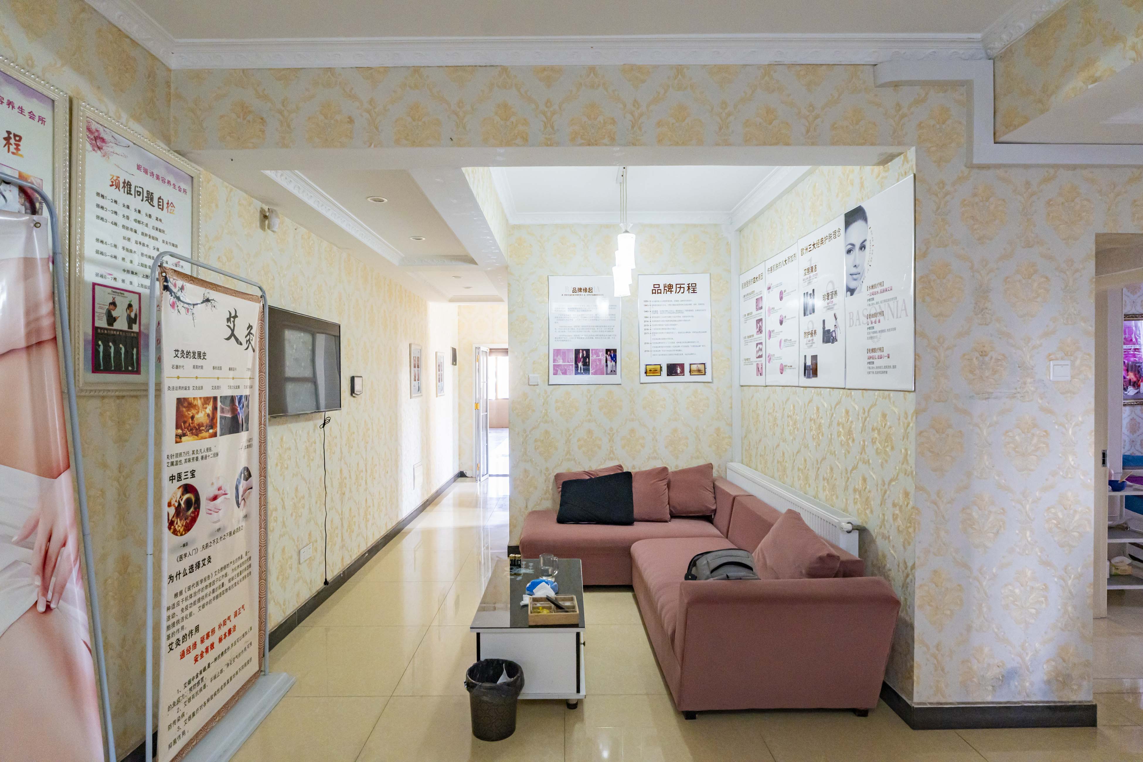 藏珑湖上国际花园 3室2厅2卫 106.8万 藏珑湖上国际花园 3室2厅2卫 106.8万客厅