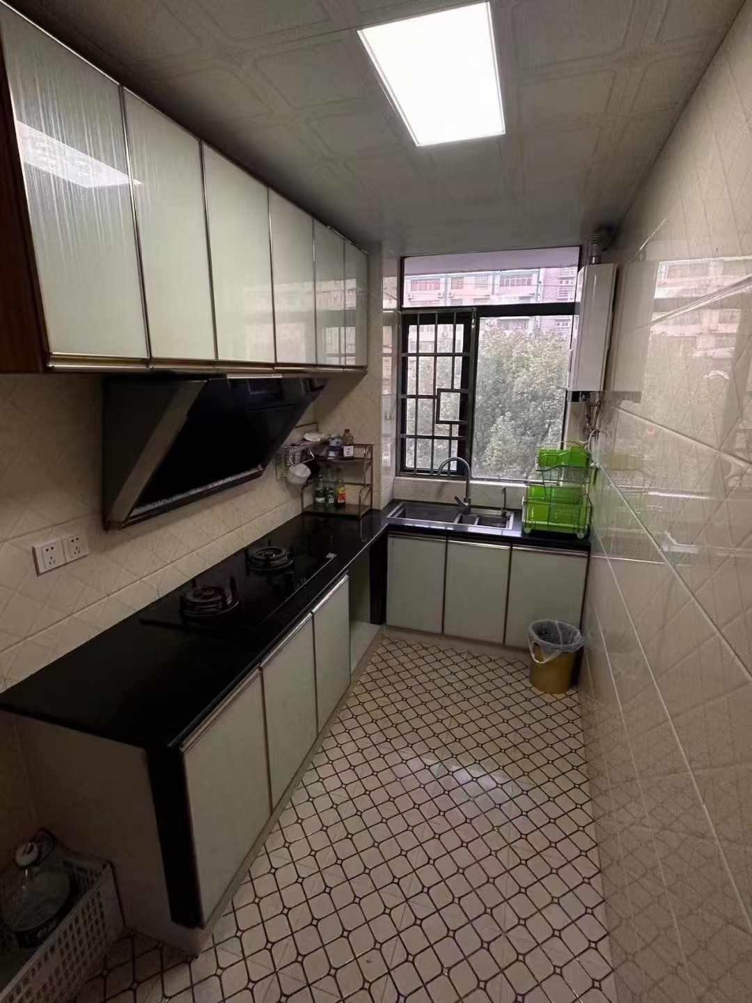 天地人和 4室2厅2卫 1800.0元/月 天地人和 4室2厅2卫 1800.0元/月室内图