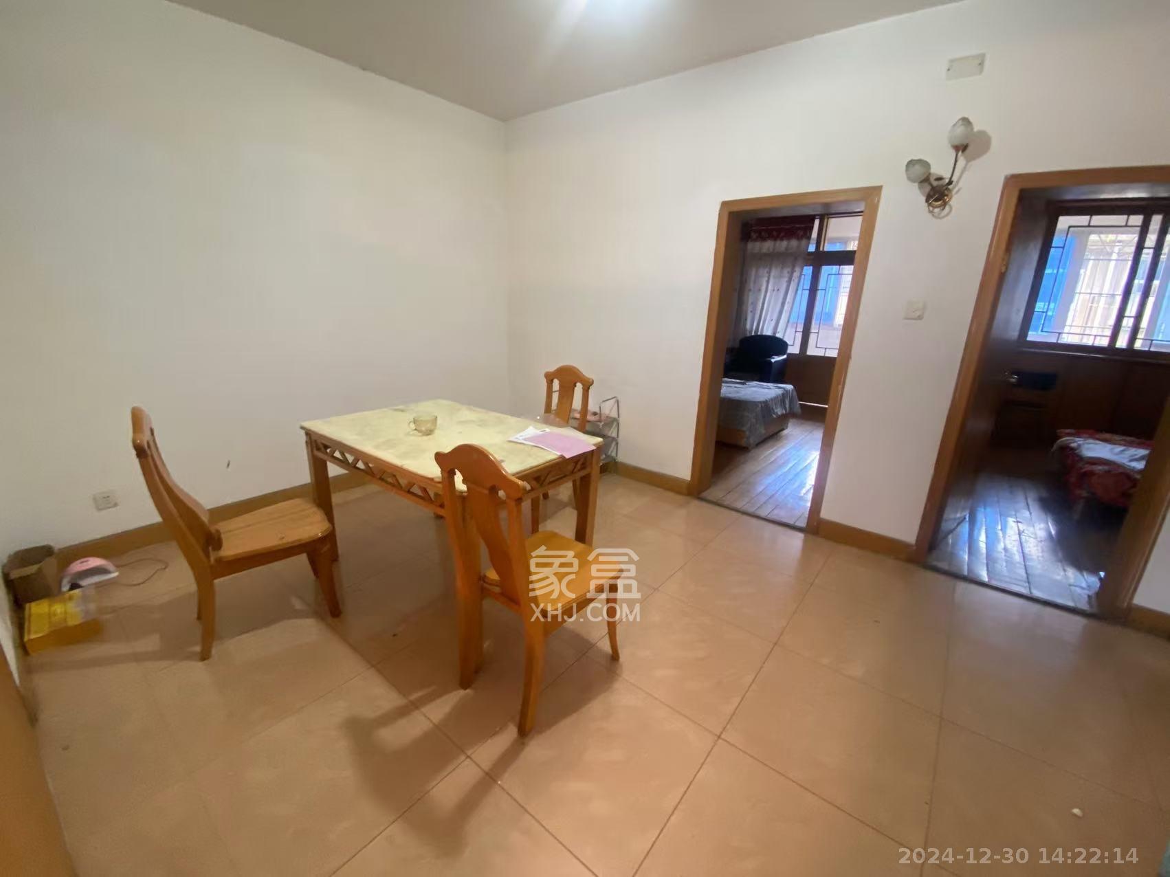 长岭水电八局宿舍 4室2厅1卫 2500.0元/月 长岭水电八局宿舍 4室2厅1卫 2500.0元/月室内图