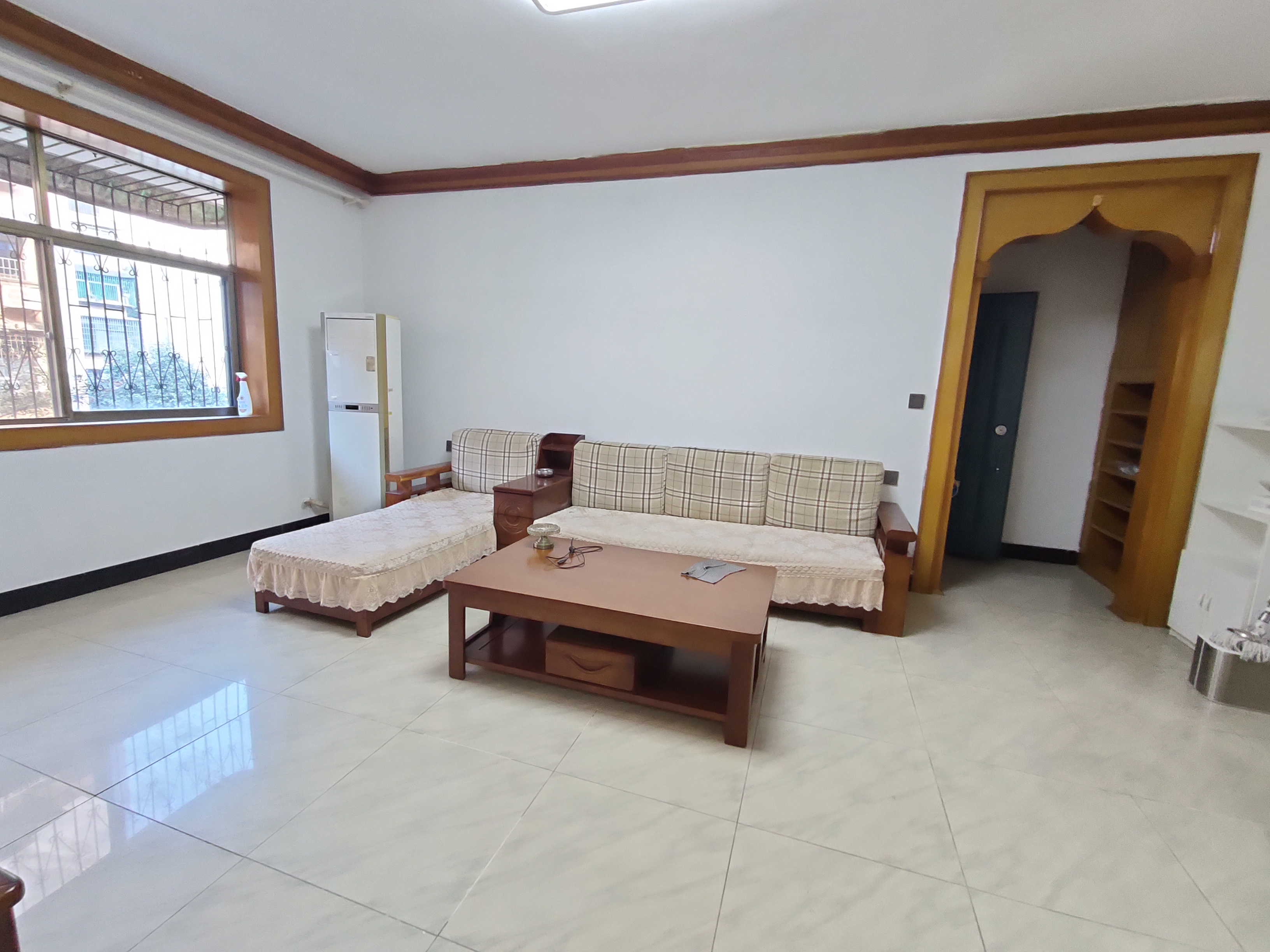 秀峰小区 1室2厅1卫 1200.0元/月 秀峰小区 1室2厅1卫 1200.0元/月室内图