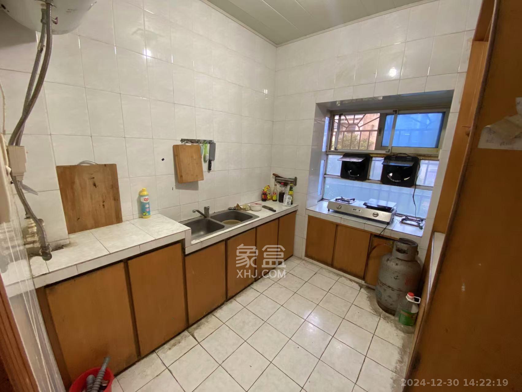 长岭水电八局宿舍 4室2厅1卫 2500.0元/月 长岭水电八局宿舍 4室2厅1卫 2500.0元/月室内图