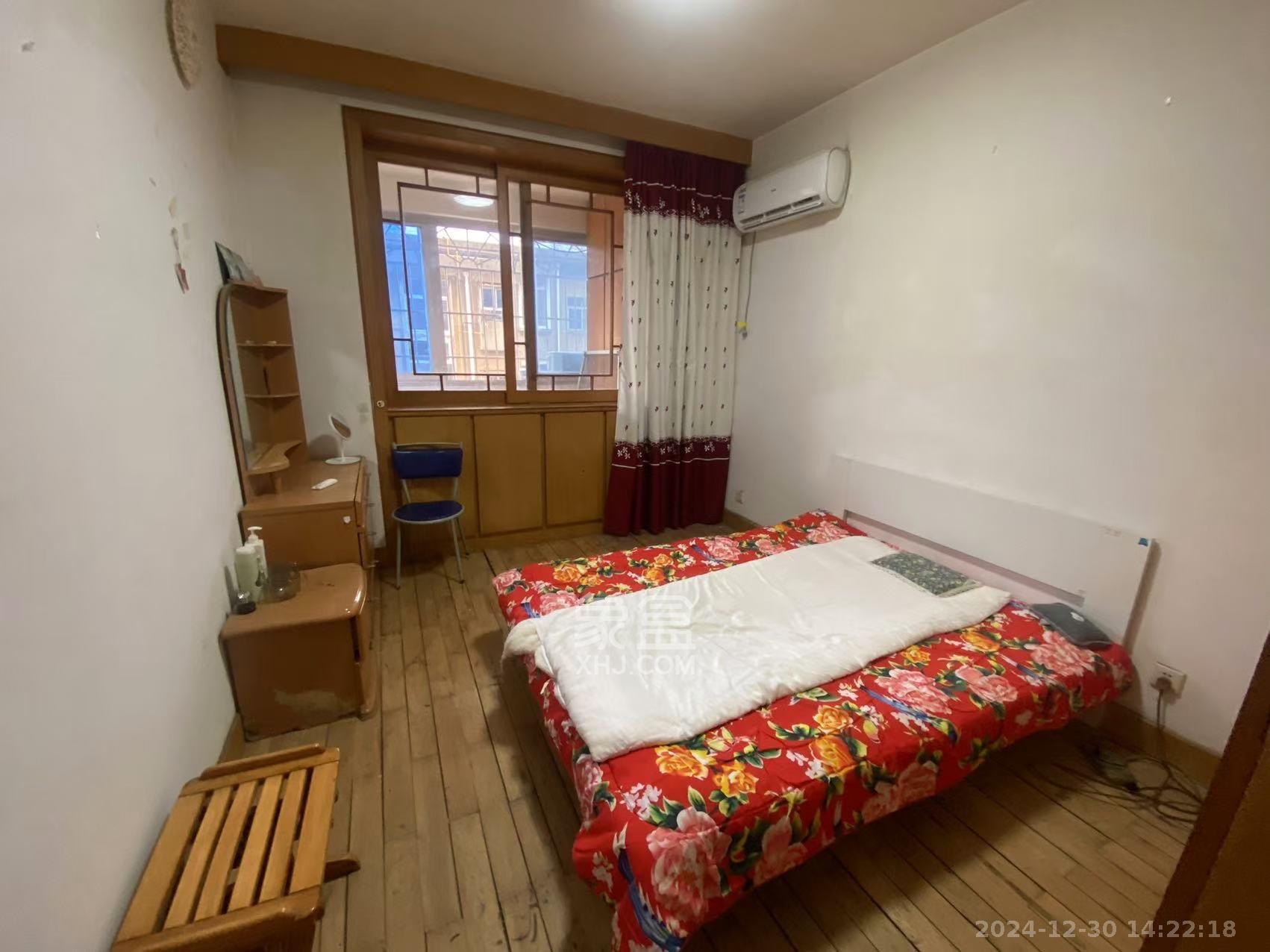 长岭水电八局宿舍 4室2厅1卫 2500.0元/月 长岭水电八局宿舍 4室2厅1卫 2500.0元/月室内图