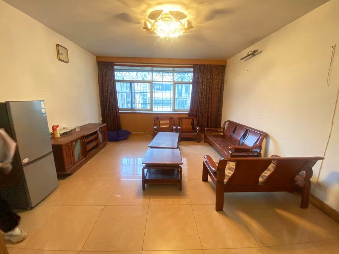 长岭水电八局宿舍 4室2厅1卫 2500.0元/月 长岭水电八局宿舍 4室2厅1卫 2500.0元/月户型图