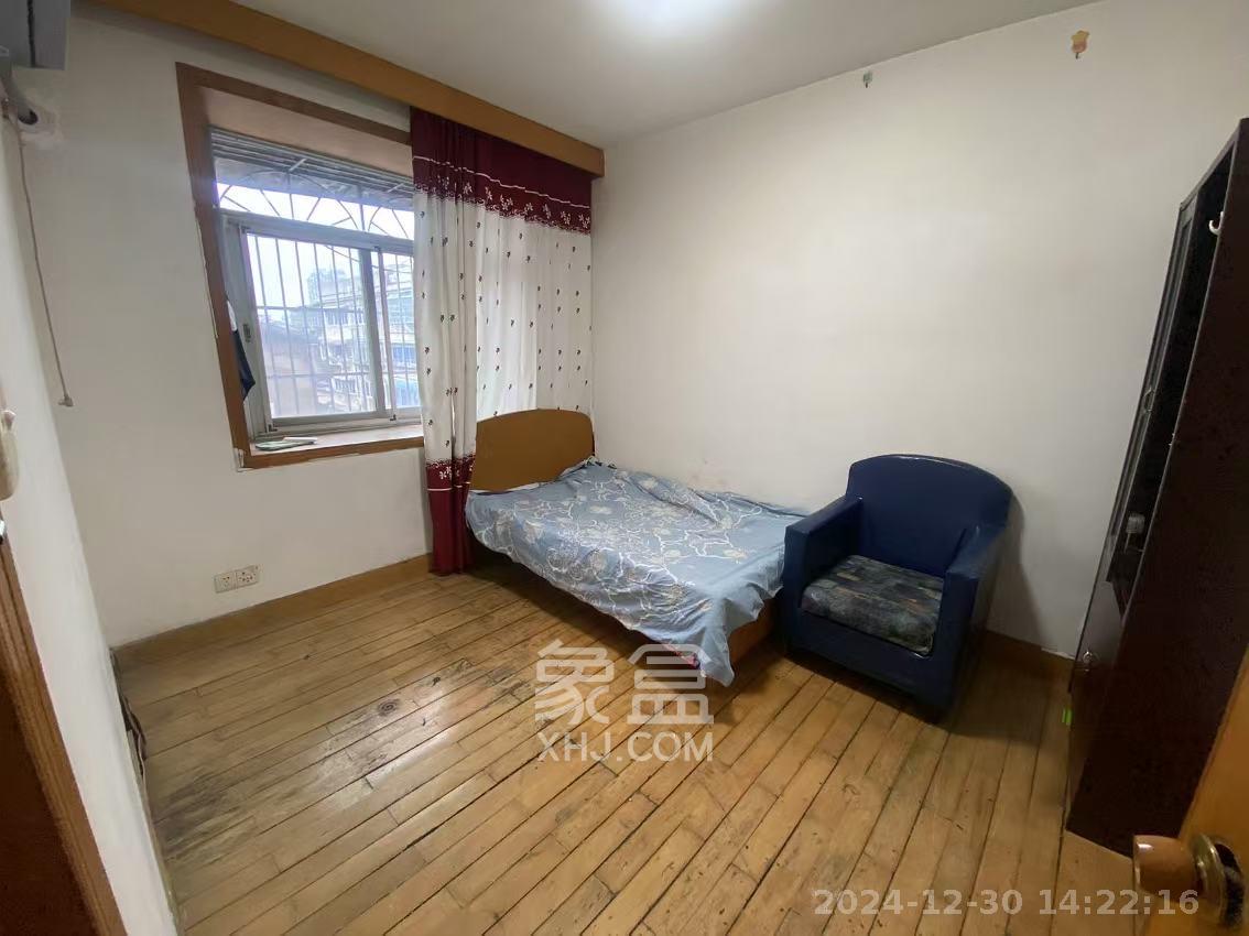 长岭水电八局宿舍 4室2厅1卫 2500.0元/月 长岭水电八局宿舍 4室2厅1卫 2500.0元/月室内图