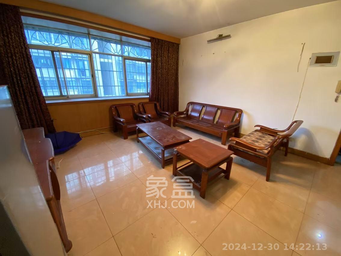 长岭水电八局宿舍 4室2厅1卫 2500.0元/月 长岭水电八局宿舍 4室2厅1卫 2500.0元/月室内图