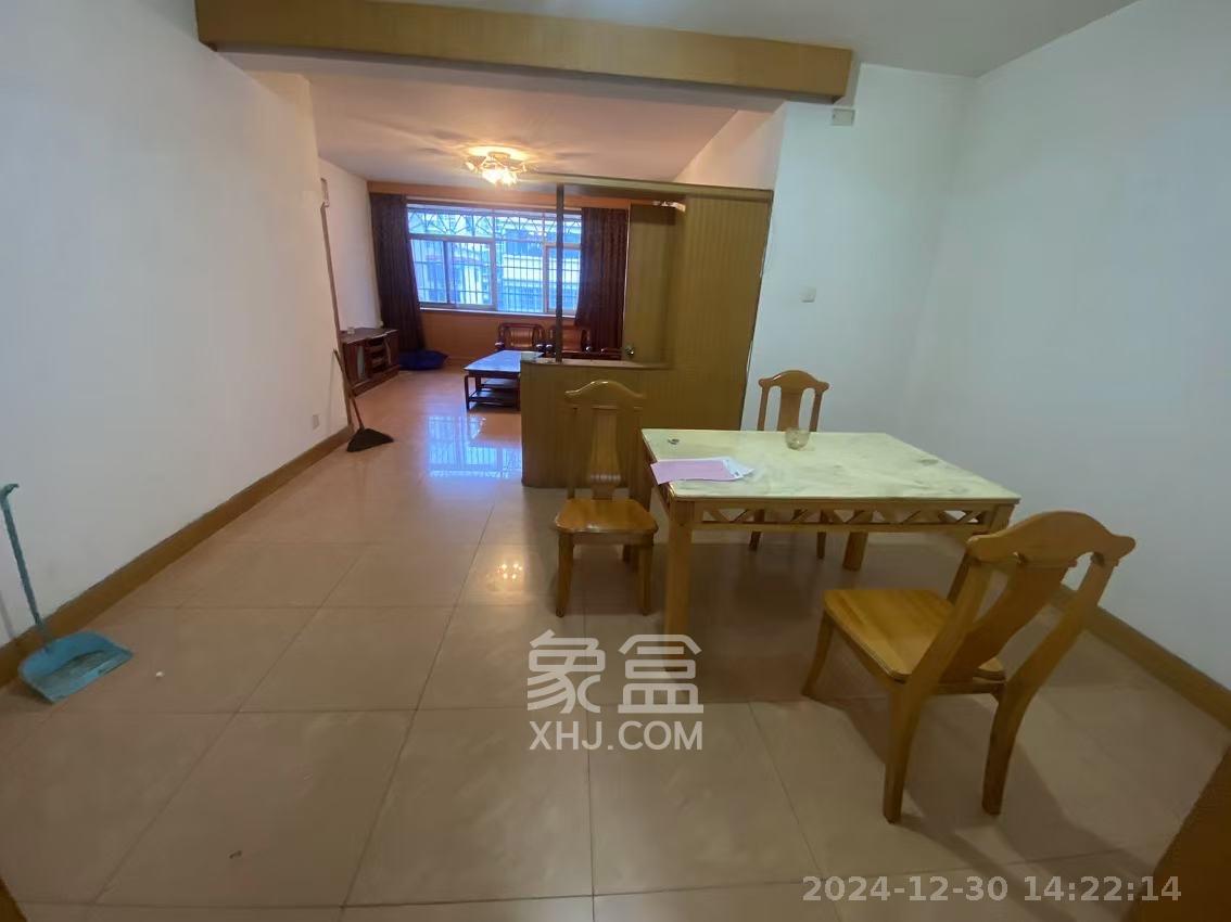 长岭水电八局宿舍 4室2厅1卫 2500.0元/月 长岭水电八局宿舍 4室2厅1卫 2500.0元/月室内图