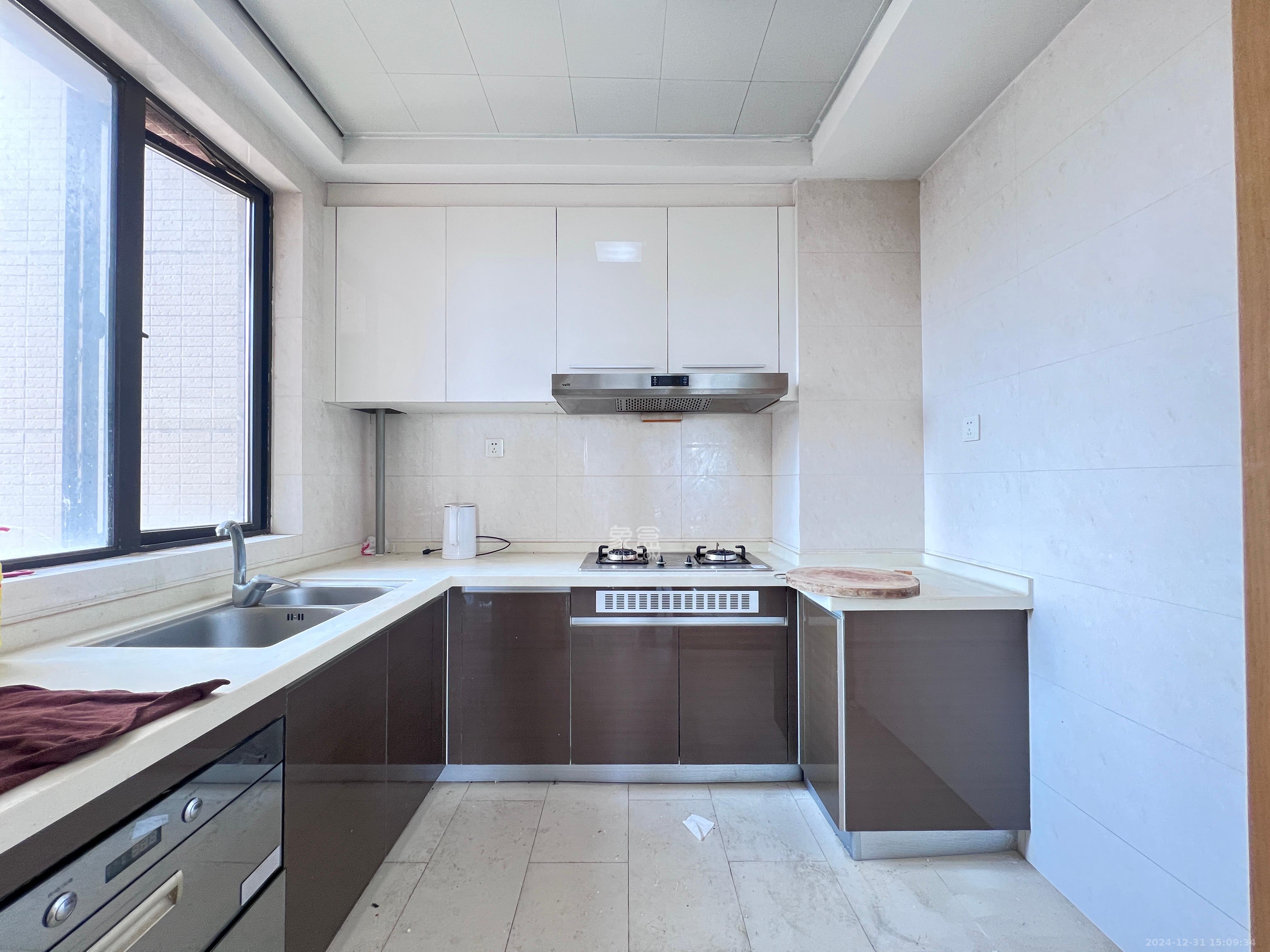 中海国际三期 3室2厅2卫 2400.0元/月 中海国际三期 3室2厅2卫 2400.0元/月室内图