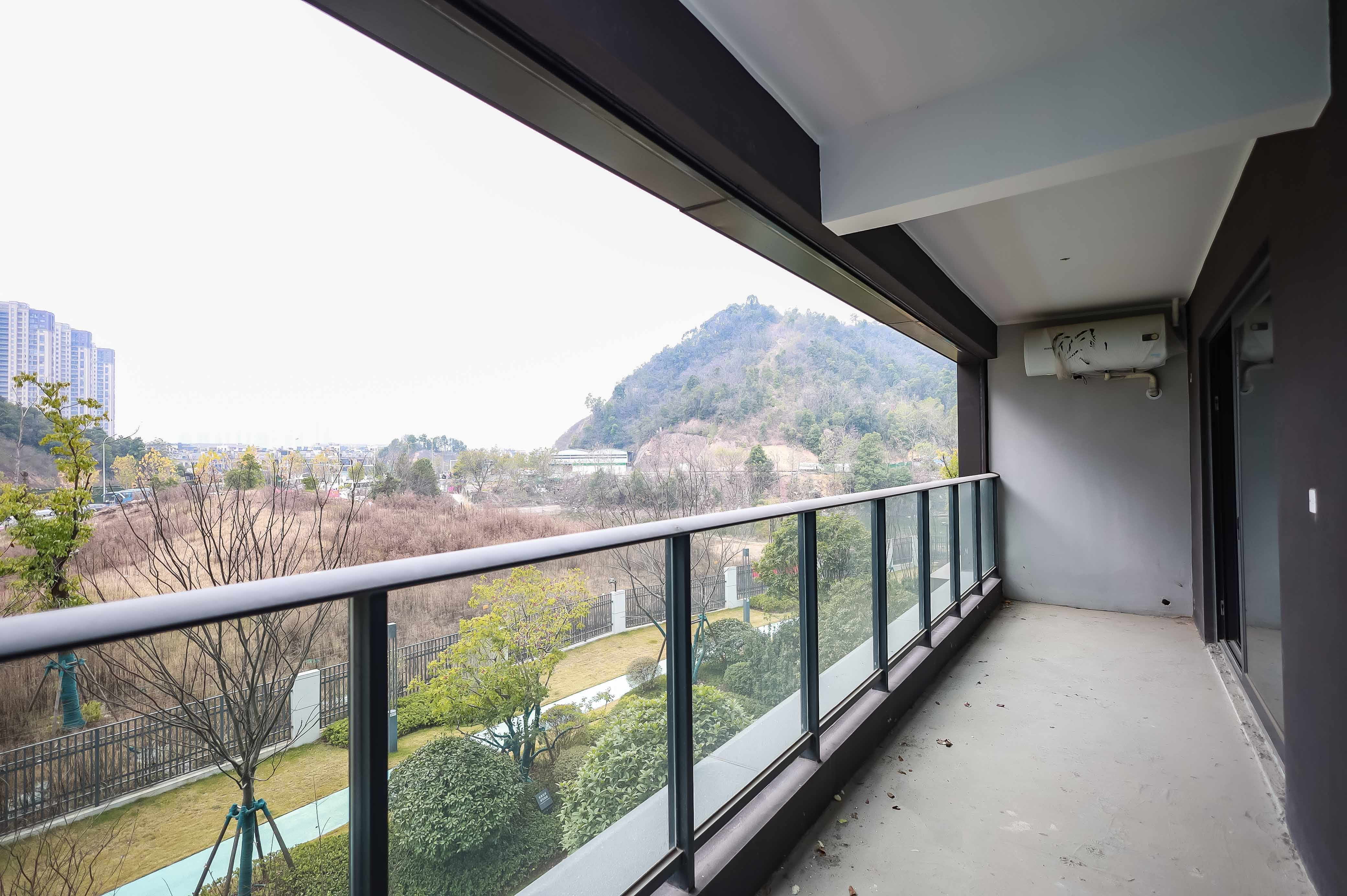招商雍山湖  5室2厅2卫   355.00万阳台
