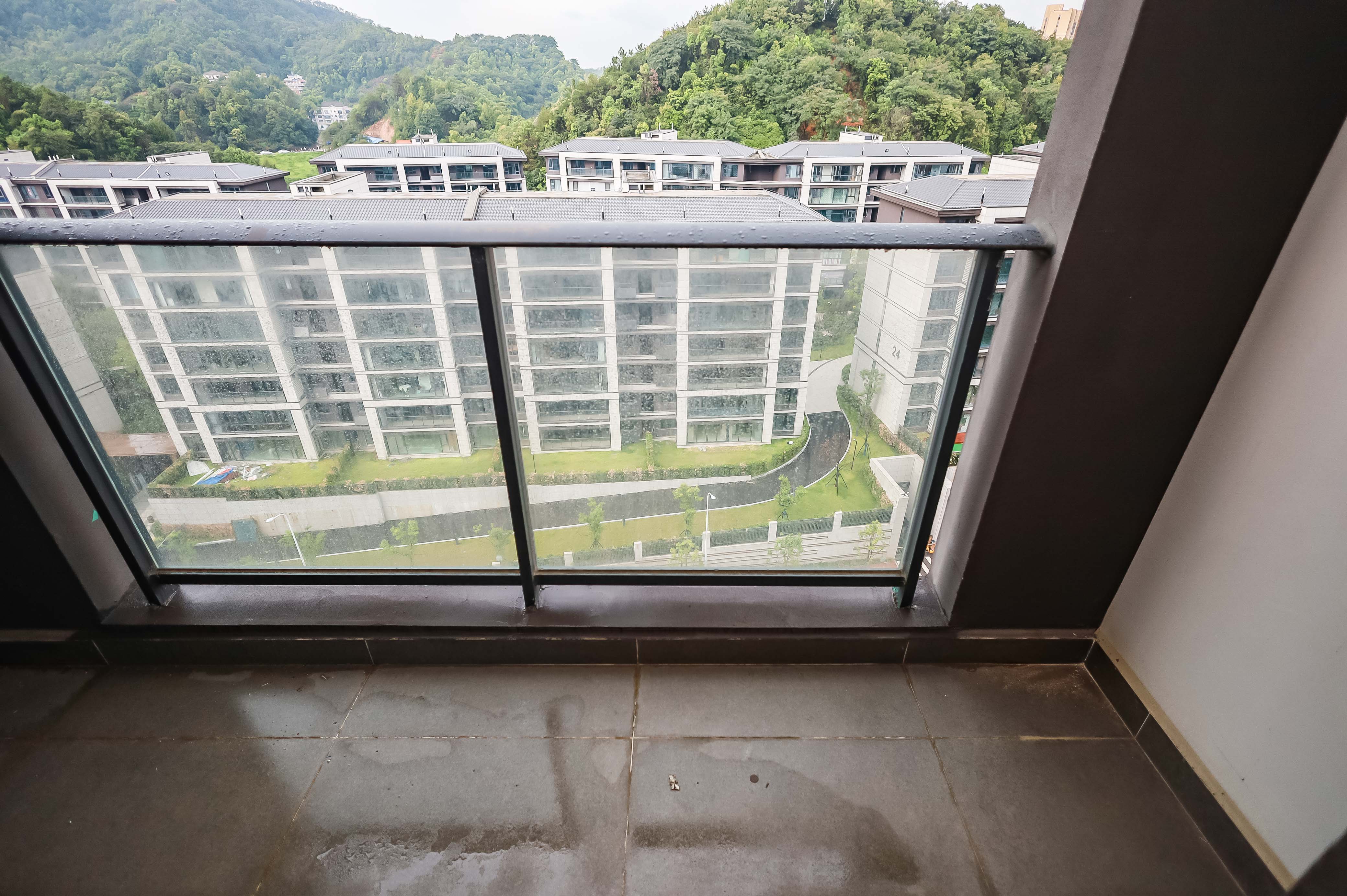 招商雍山湖  4室2厅3卫   279.60万阳台