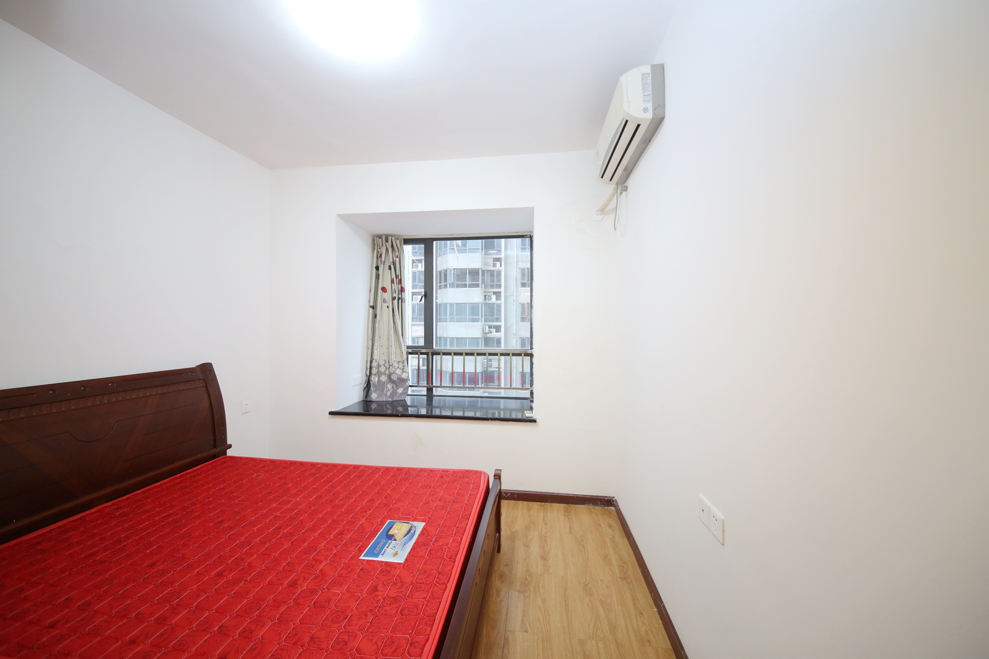 五一大道202（中环壹世界）  2室1厅1卫    98.0万卧室