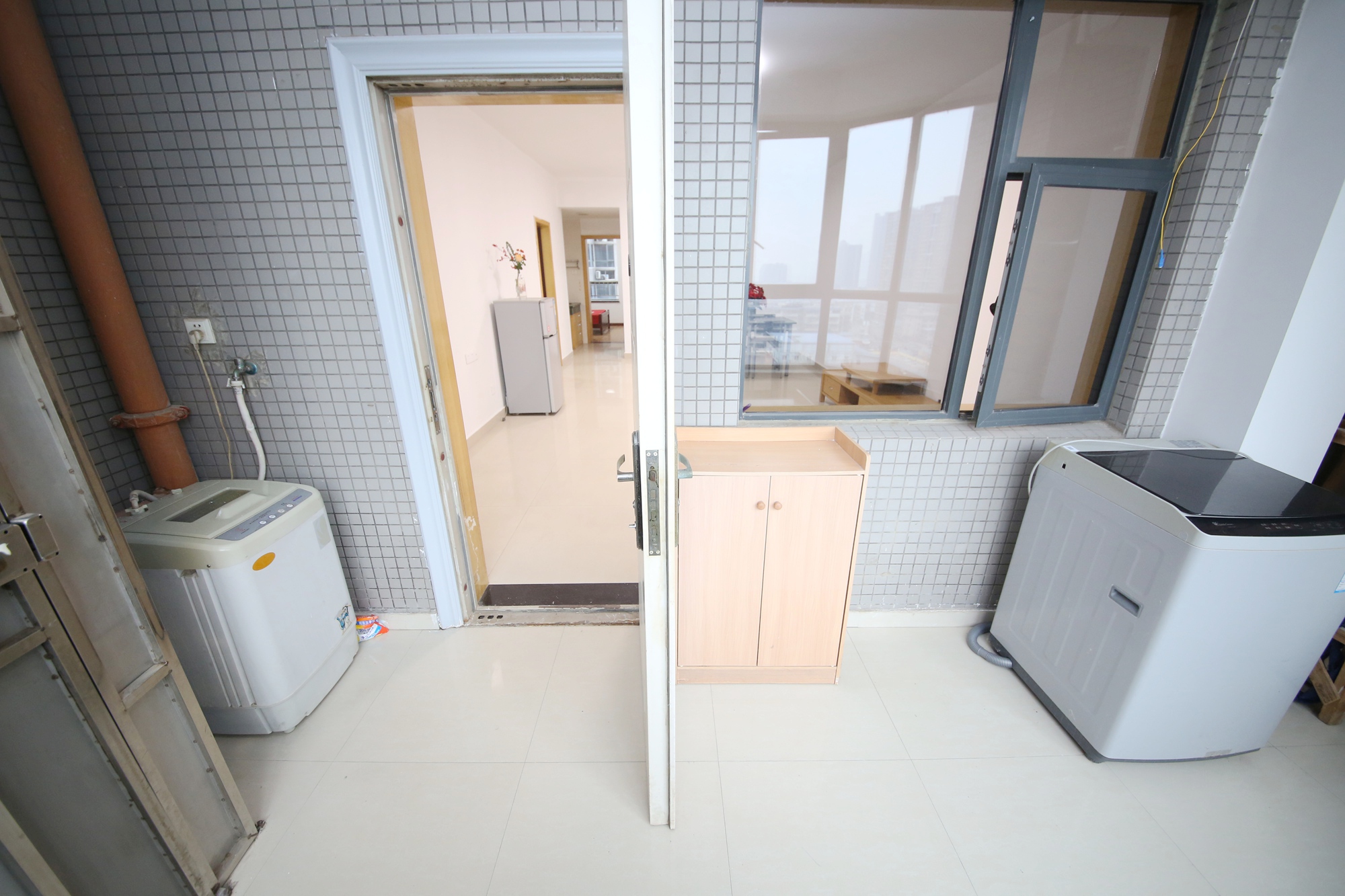 五一大道202（中环壹世界）  2室1厅1卫    98.0万阳台