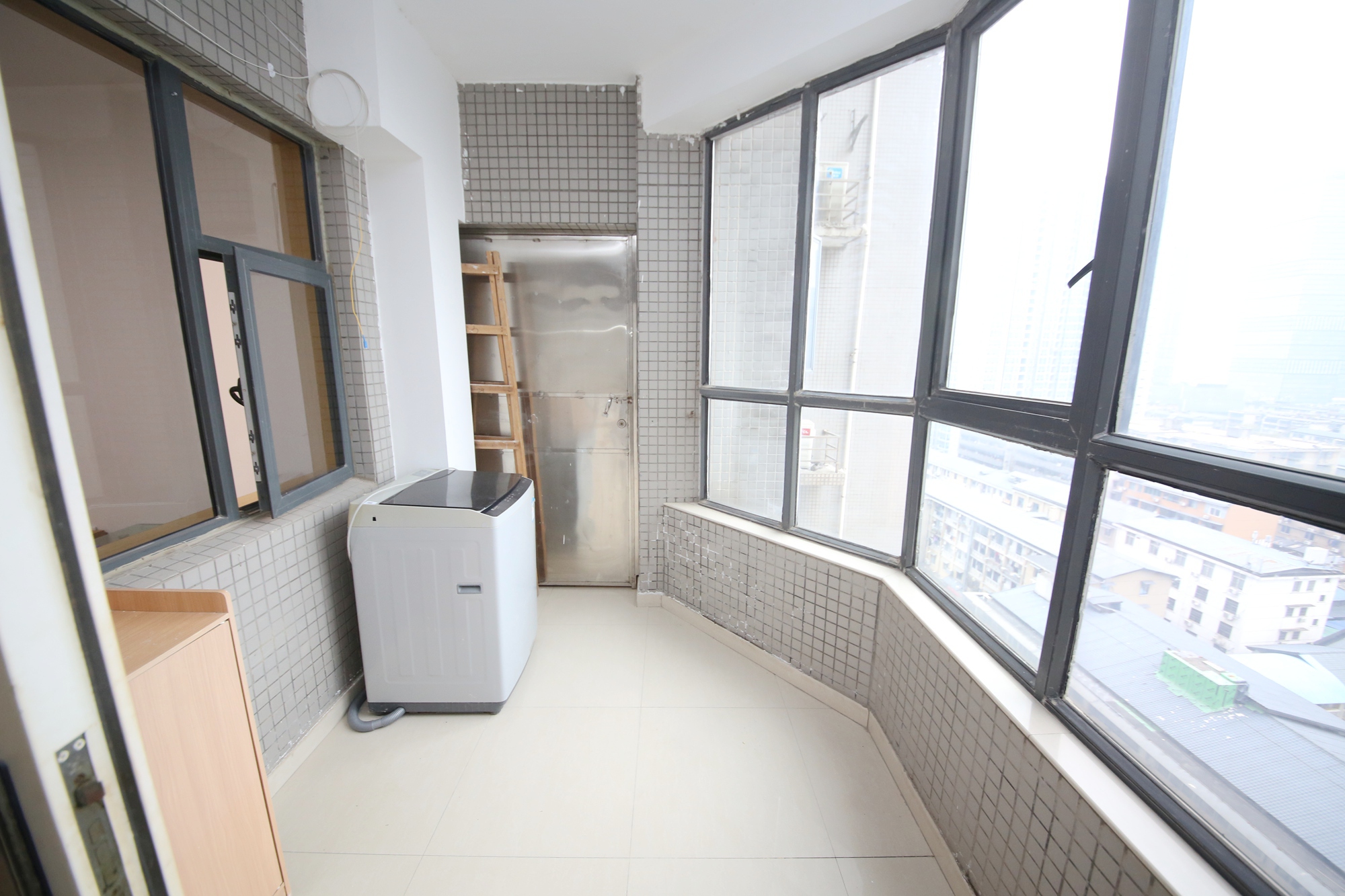 五一大道202（中环壹世界）  2室1厅1卫    98.0万阳台