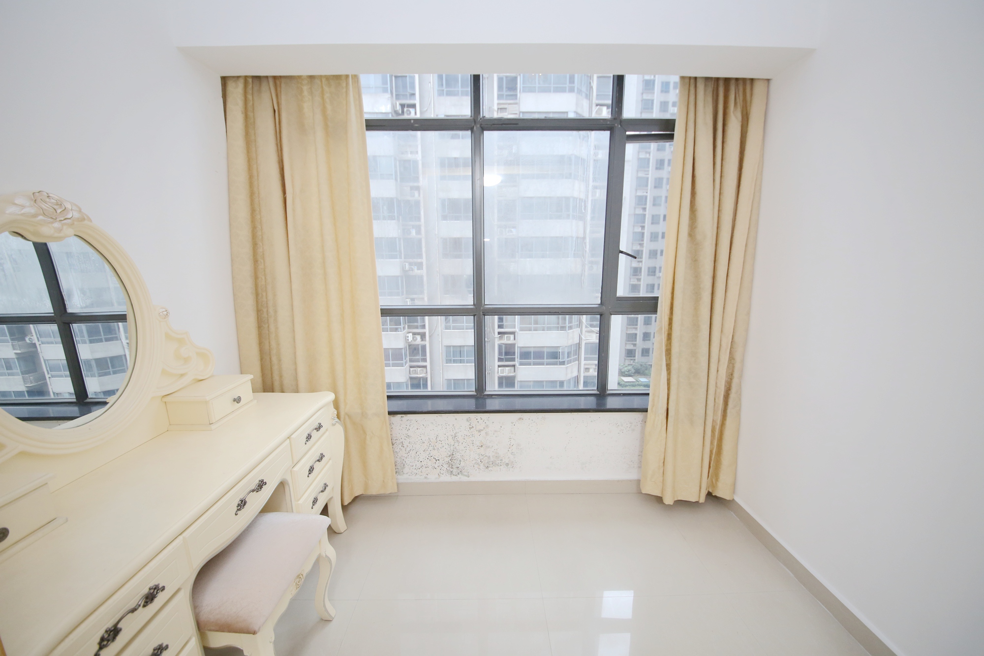 五一大道202（中环壹世界）  2室1厅1卫    98.0万阳台