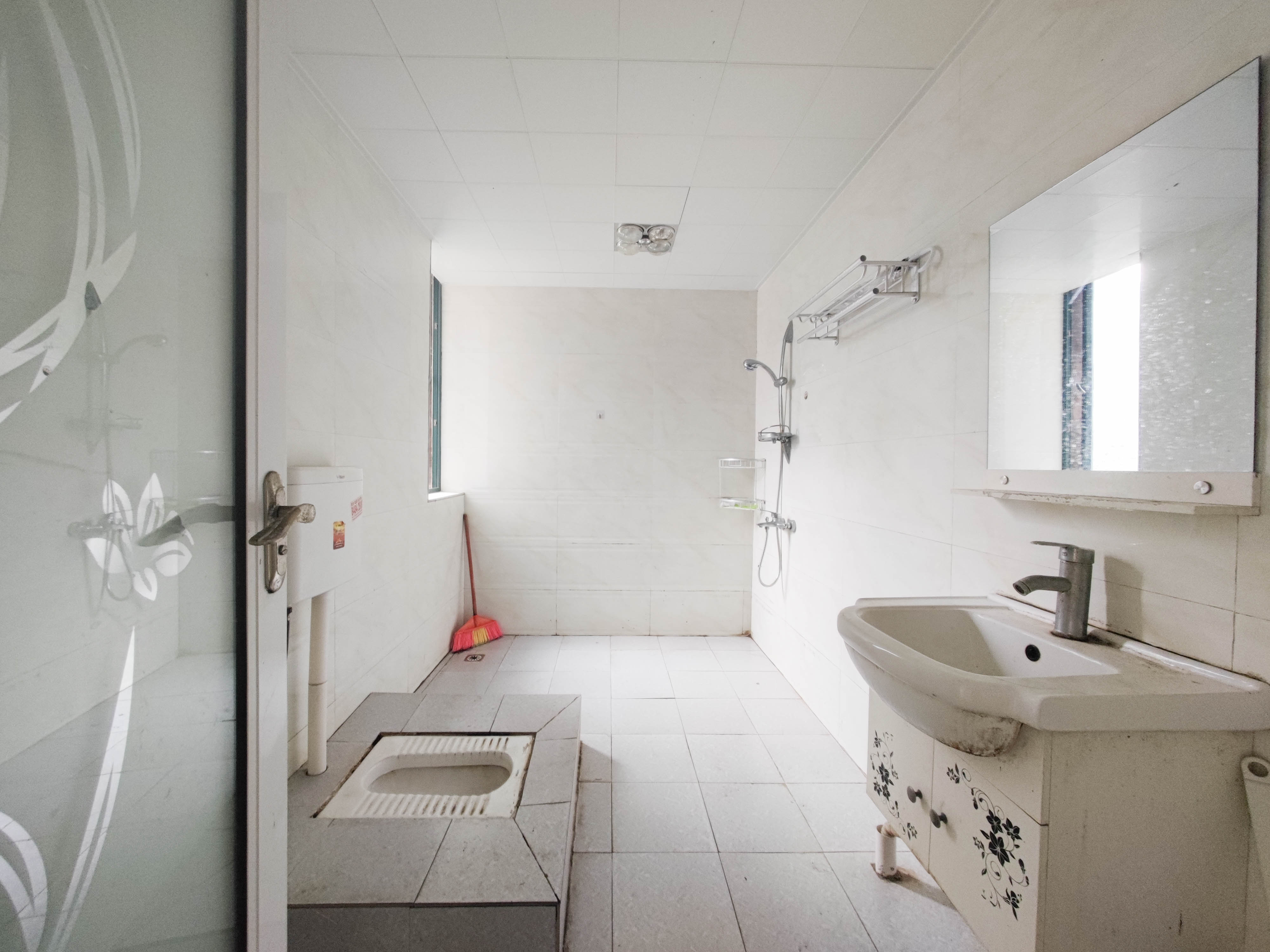 华盛世纪新城  4室2厅1卫    144.8万 华盛世纪新城  4室2厅1卫    144.8万卫生间