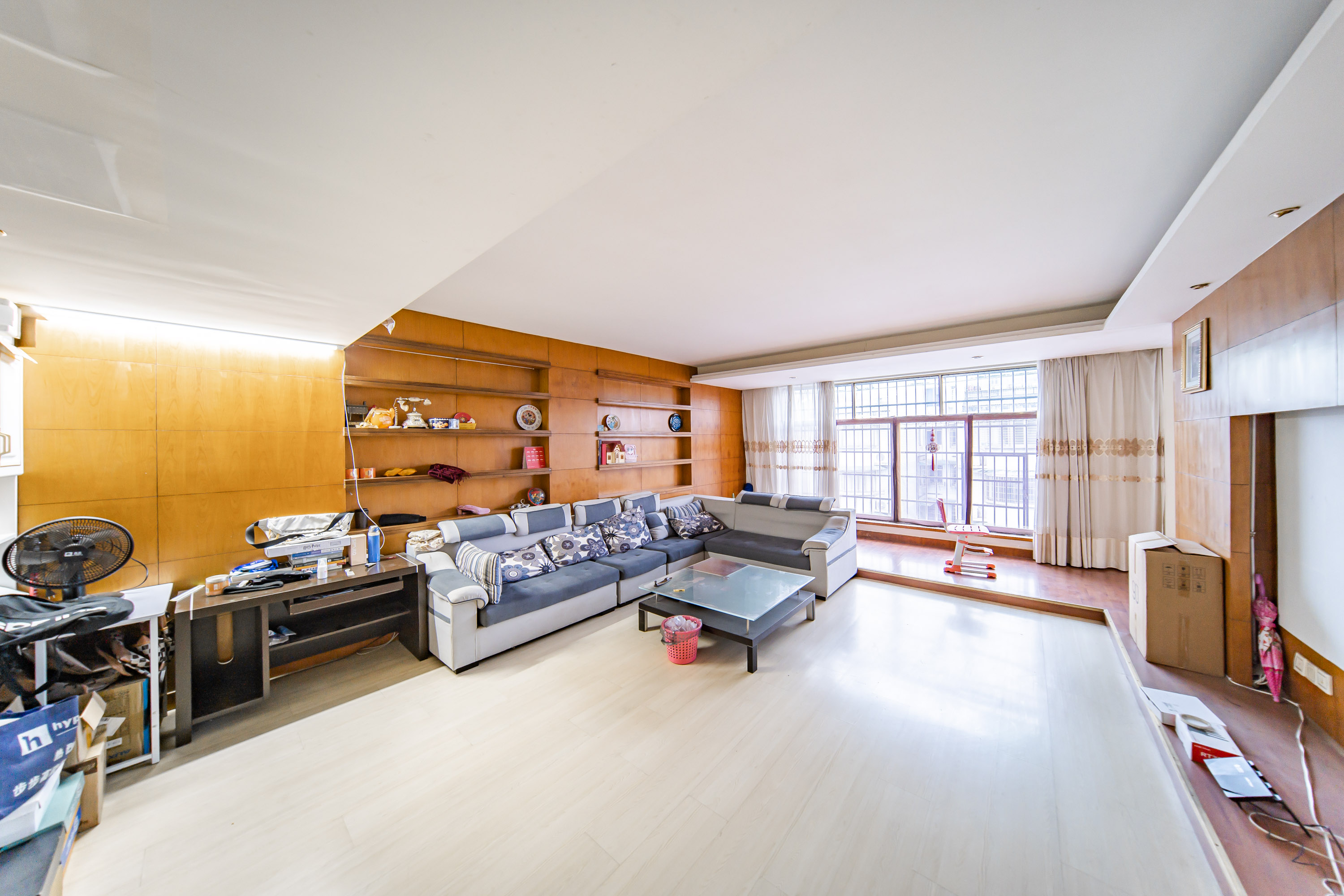 科教新村  6室2厅2卫   209.50万客厅