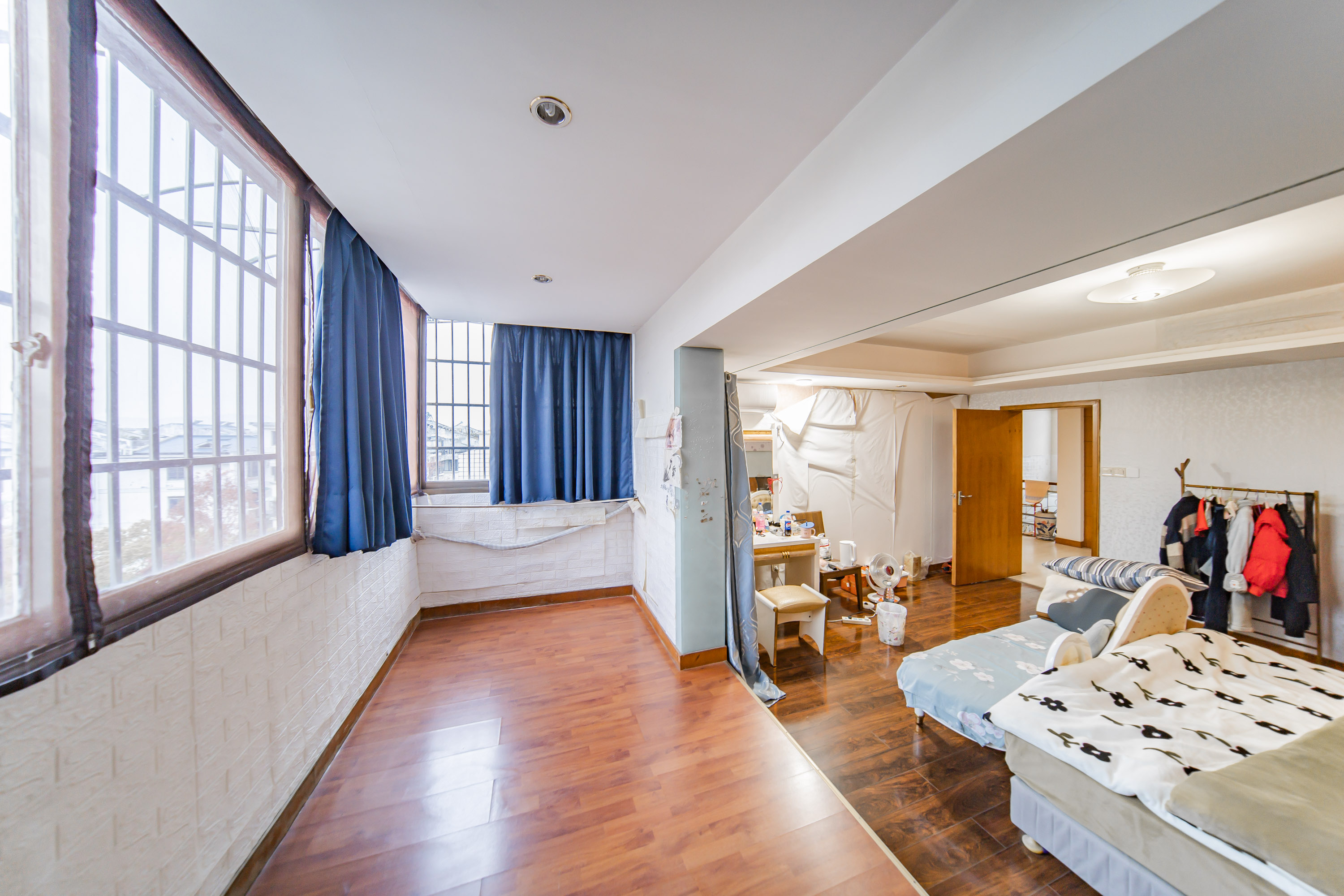 科教新村  6室2厅2卫   209.50万阳台