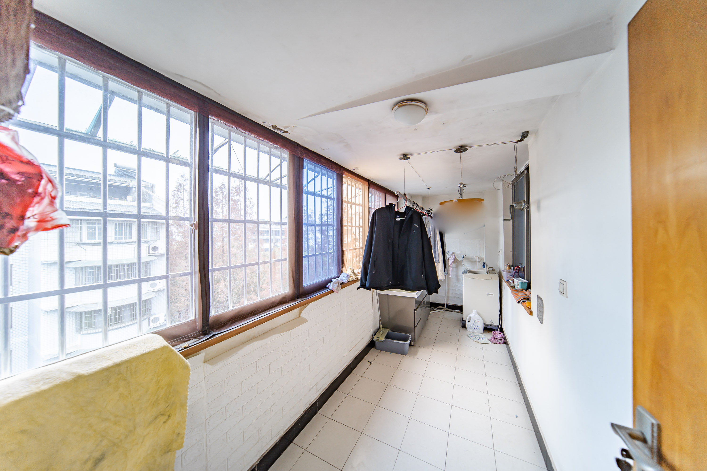 科教新村  6室2厅2卫   209.50万阳台