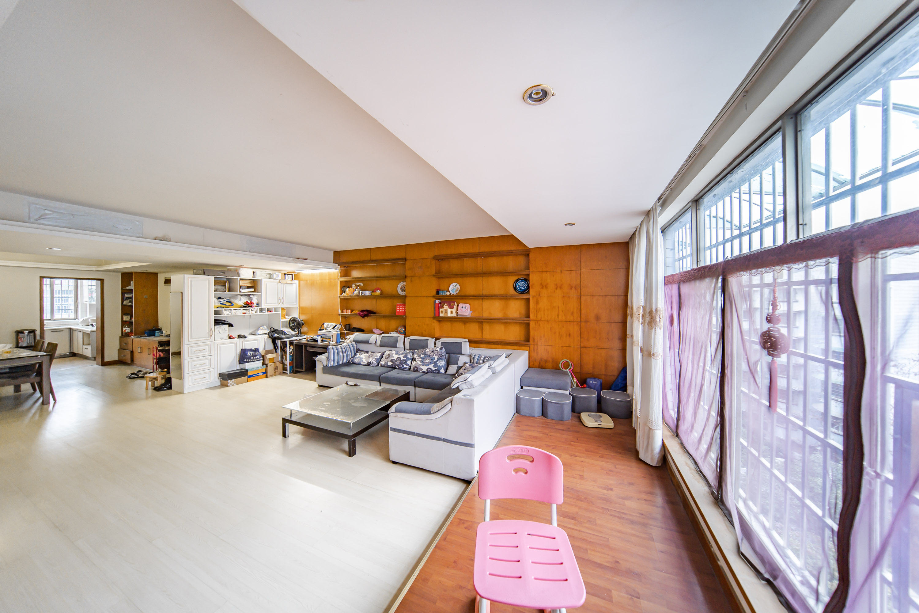 科教新村  6室2厅2卫   209.50万阳台
