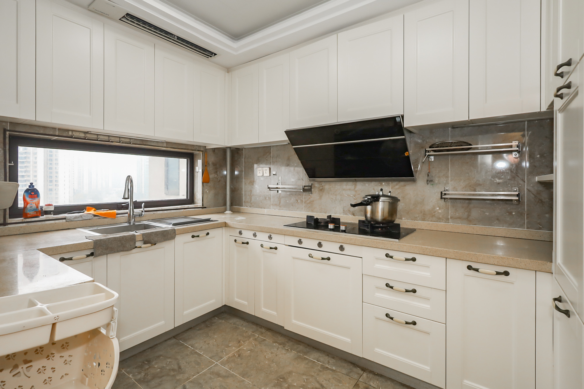 万科里金域国际  4室2厅2卫    428.0万 万科里金域国际  4室2厅2卫    428.0万厨房