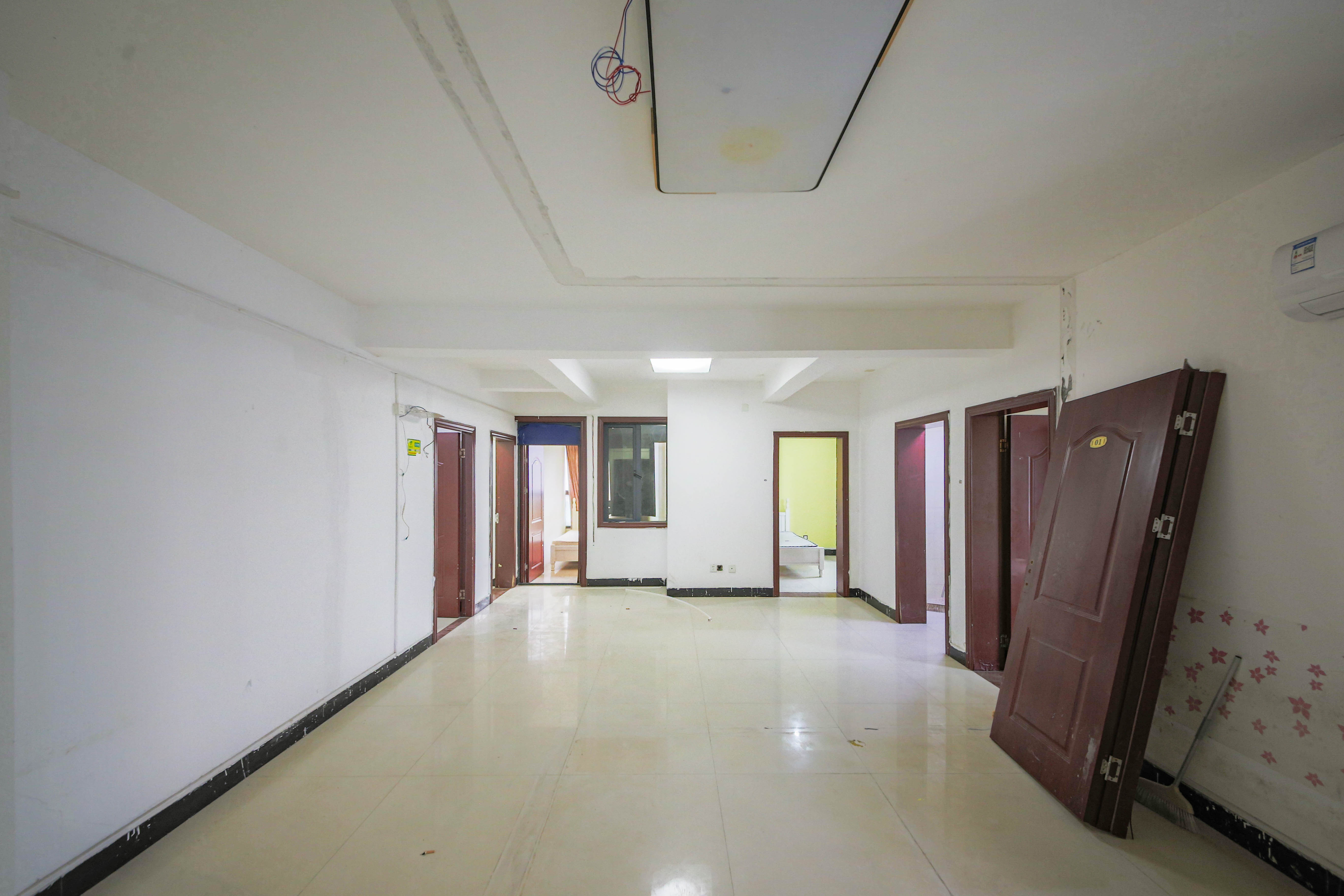 湘府9号 5室2厅2卫 3300.0元/月 湘府9号 5室2厅2卫 3300.0元/月室内图