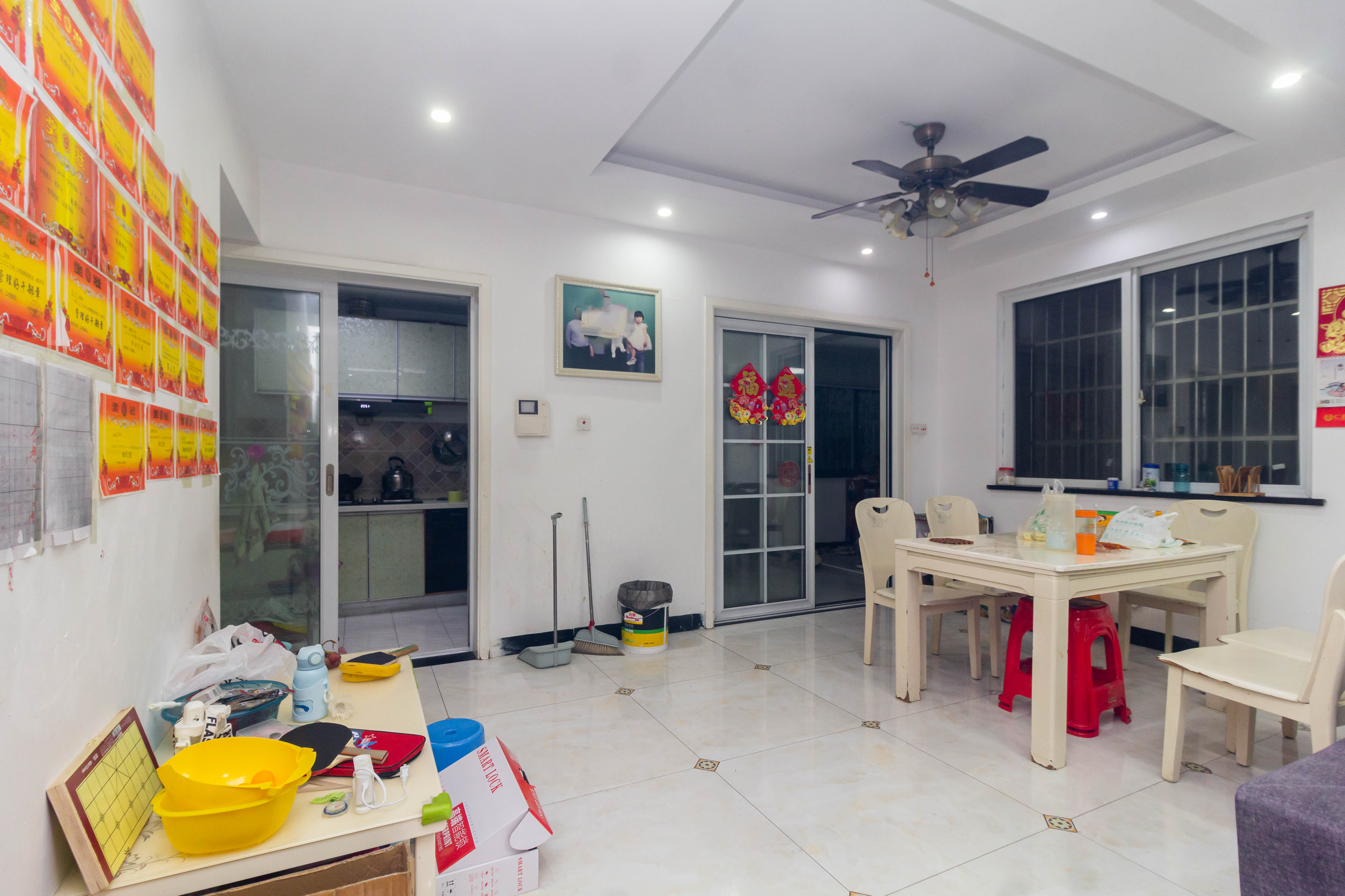 爵士湘  3室1厅1卫    73.8万 爵士湘  3室1厅1卫    73.8万客厅