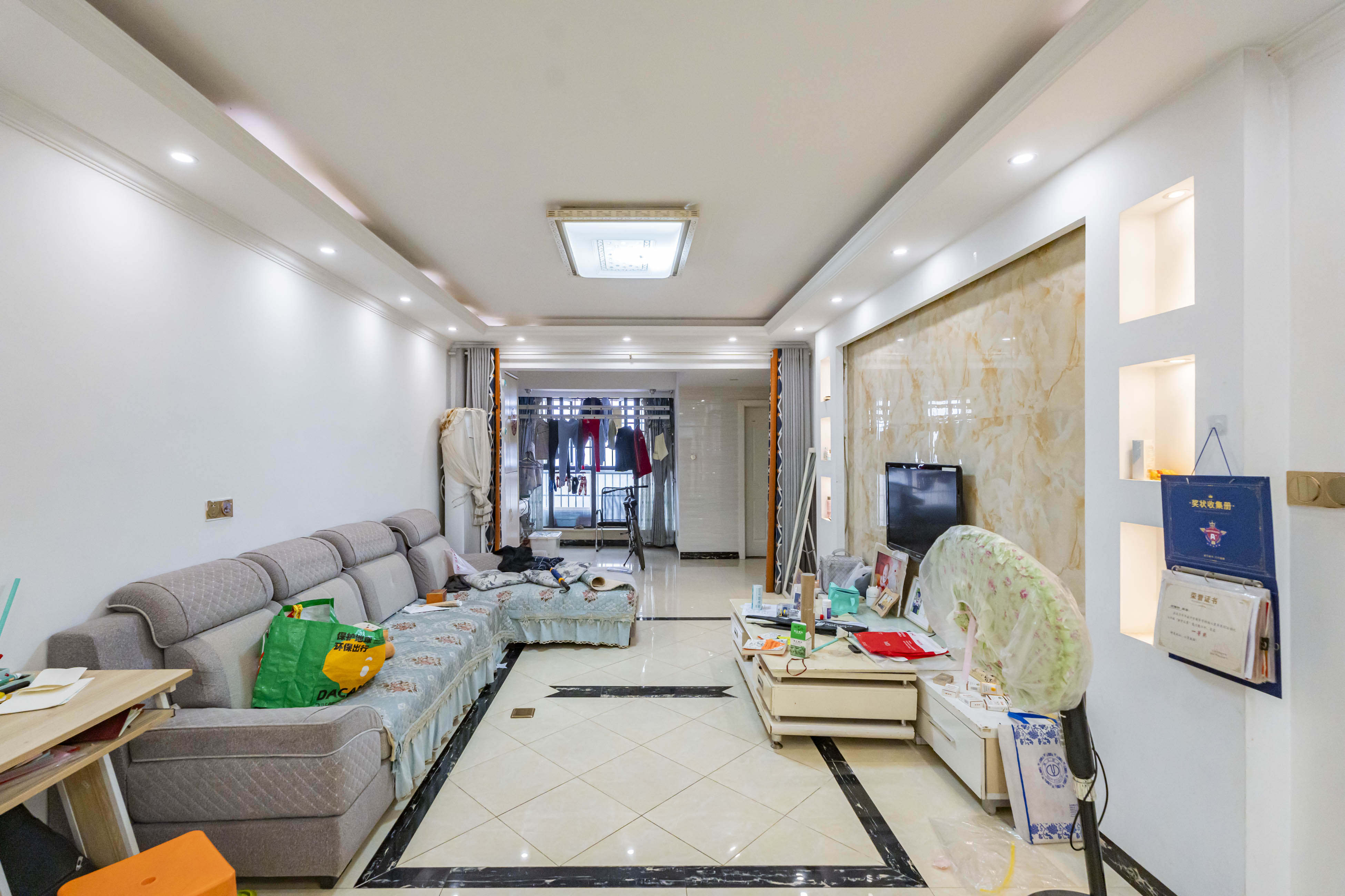 悦湖山  3室2厅1卫    75.0万 悦湖山  3室2厅1卫    75.0万客厅