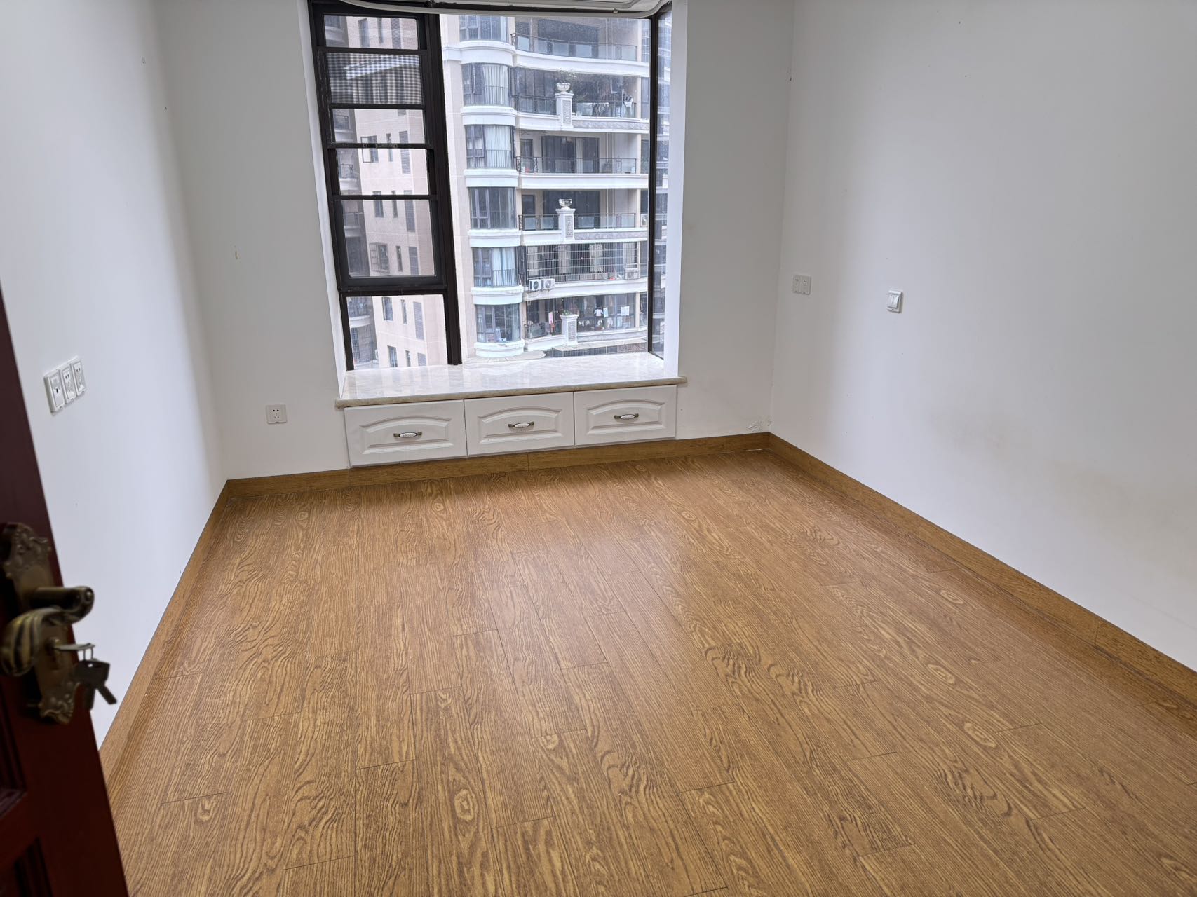 滨江帝景二期(三期) 4室2厅2卫 260.0万 滨江帝景二期(三期) 4室2厅2卫 260.0万室内图