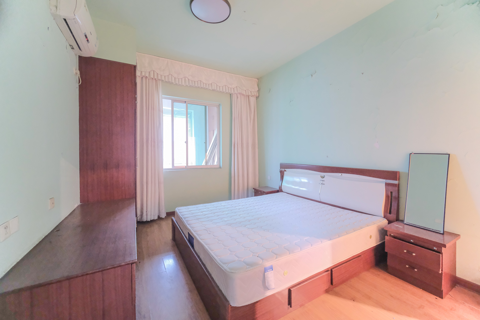 中南汽车世界 3室2厅2卫 35.8万 中南汽车世界 3室2厅2卫 35.8万卧室